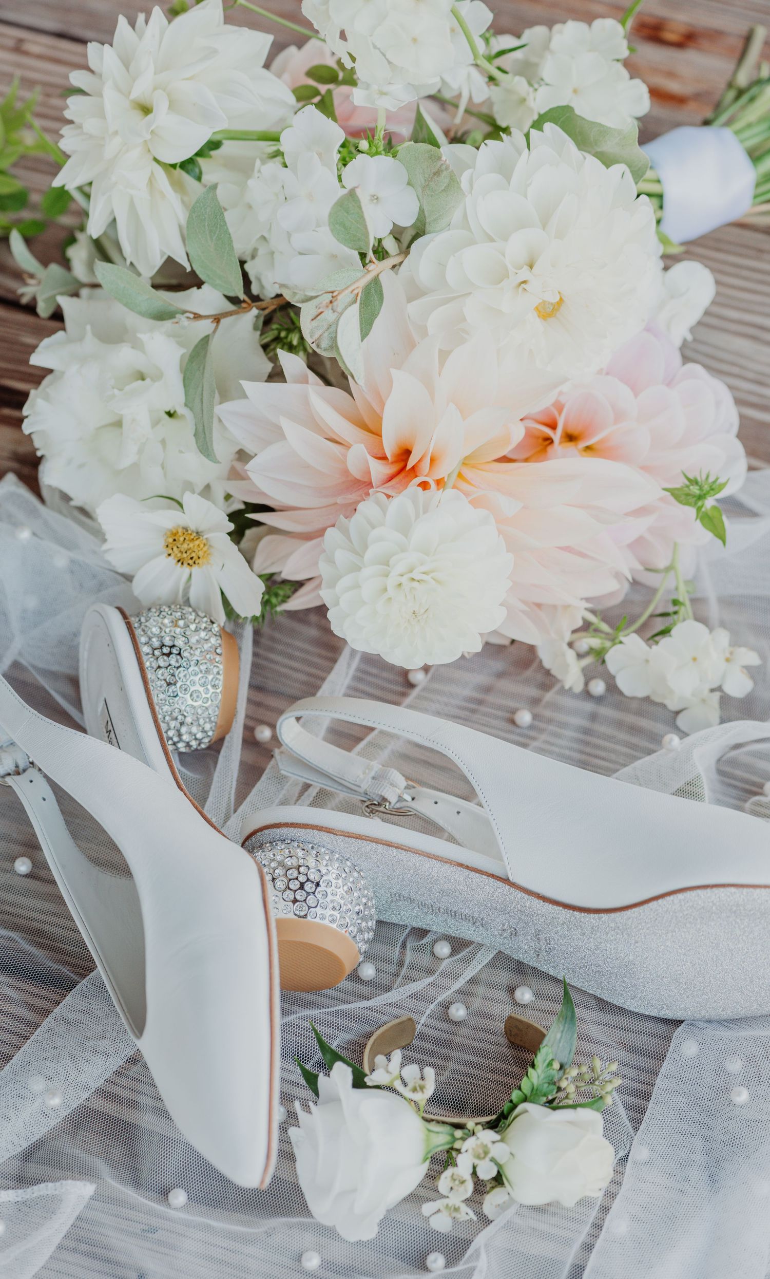 Mise en beauté de la mariée : détails et lumière douce.
