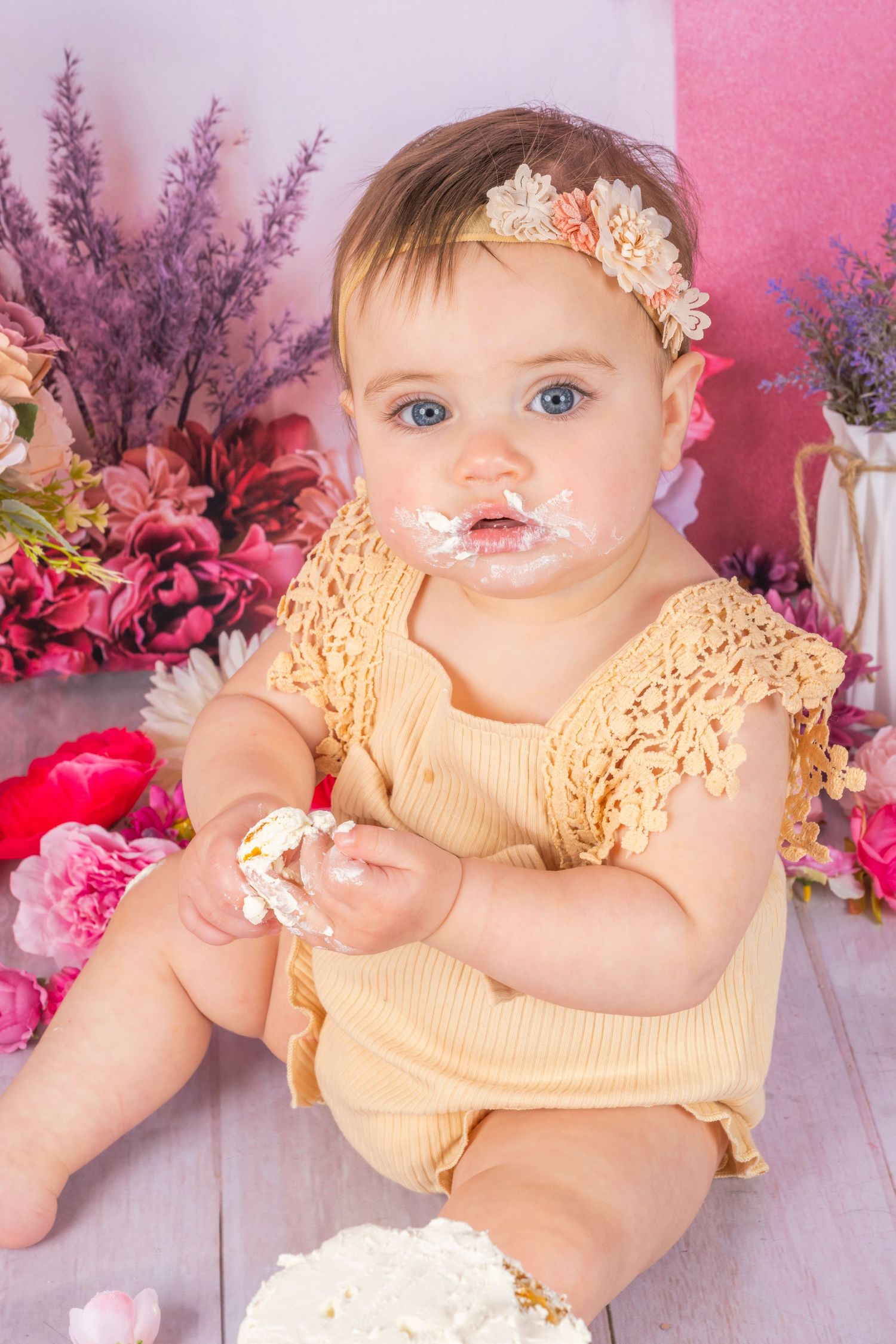 fond smash cake  avec gateau petite fille au yeux bleu 1 an