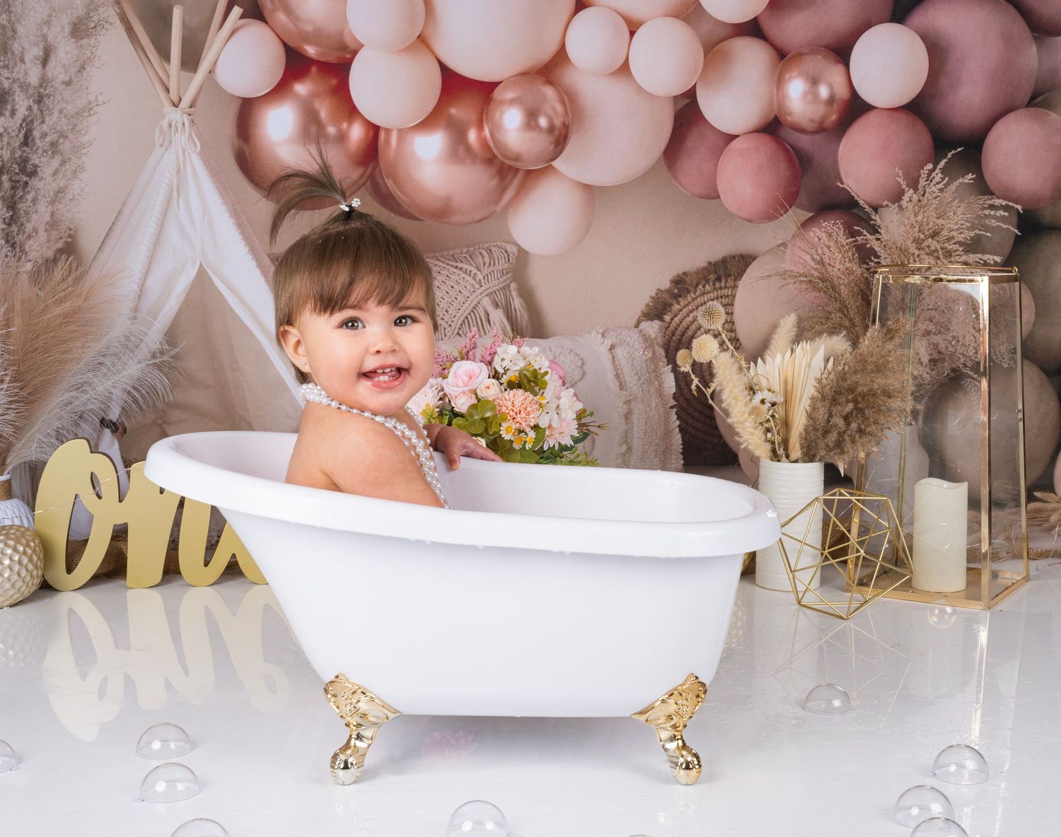 fond smash cake  avec gateau fille heureuse