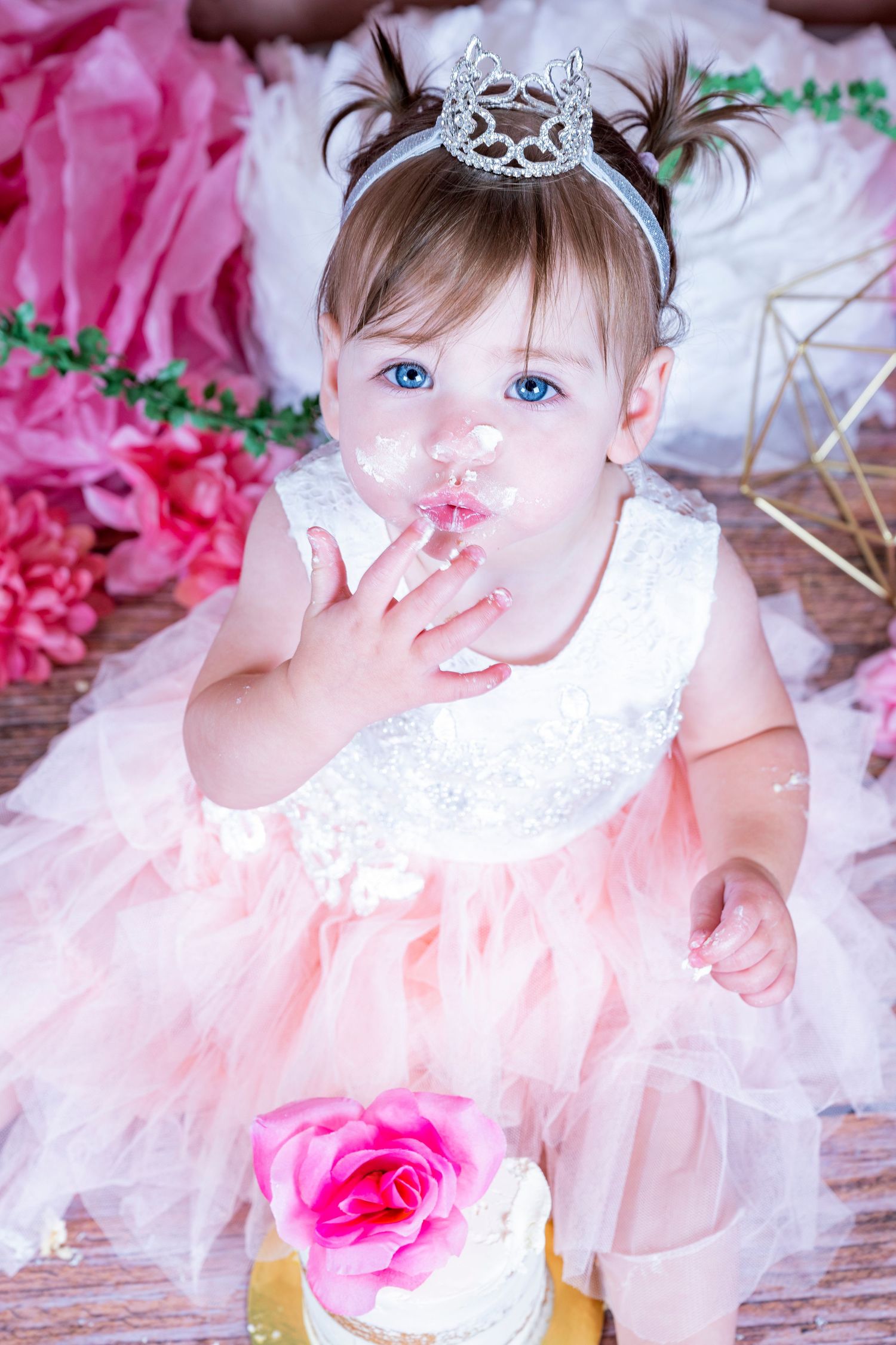 fete bebe fille 1 an qui se bourre la face dans le gateau