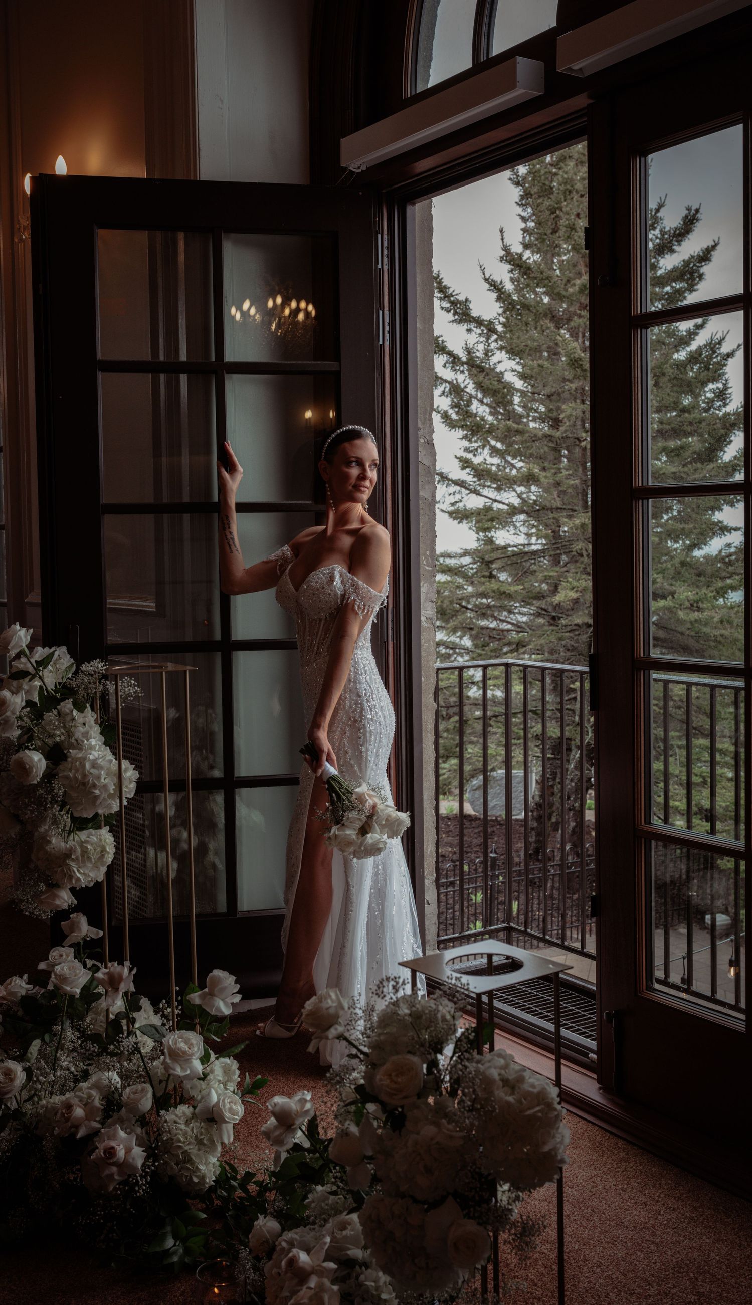 Manoir richelieu femme regardant a lexterieur avec un belle arrangement de fleurs,journée pluvieuse