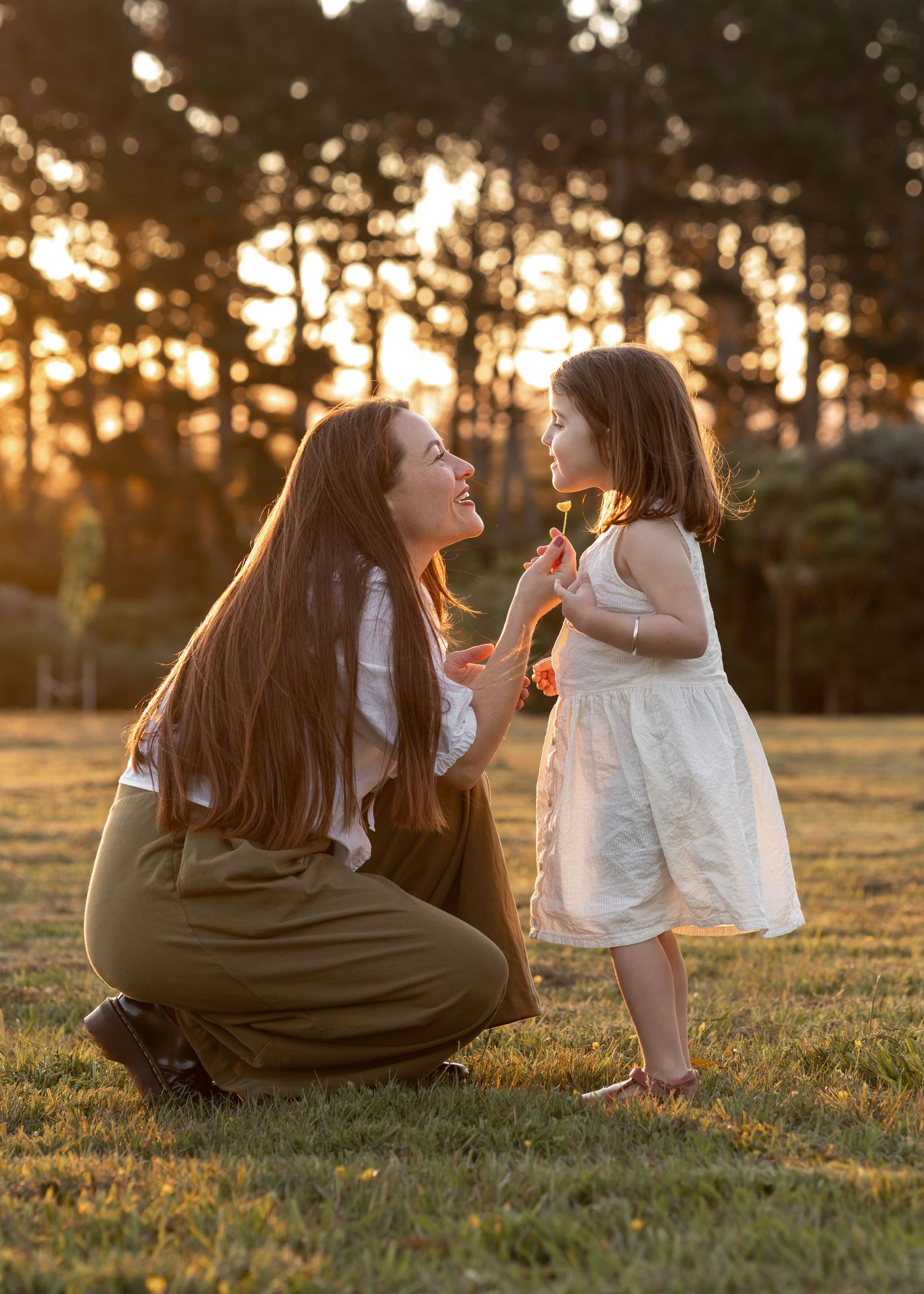Sunset with mother and daughter for a golden hour photoshoot. Portrait photographer. Buttercup Sunset. Family photographer. Catherine Lundin