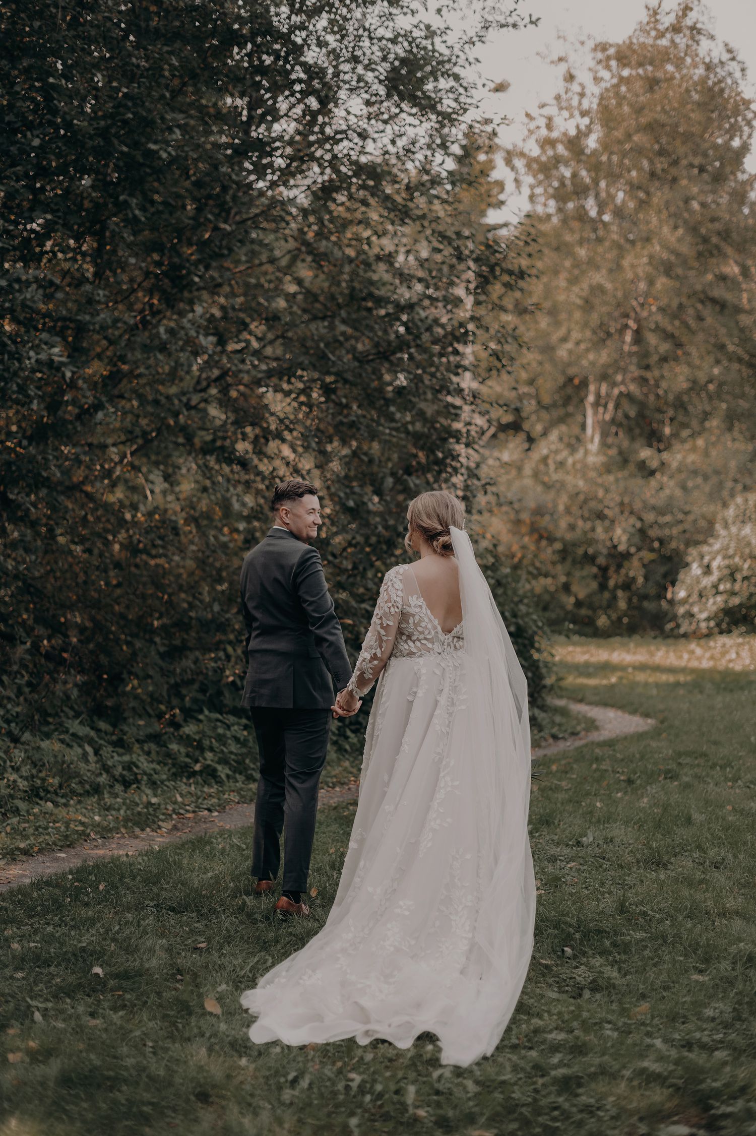 Bröllopsfotograf Umeå, Bröllopsklänning, Umeå Stadskyrka, Brännlands Wärdshus, Bröllopsfotograf Västerbotten, Fotograf Örnsköldsvik