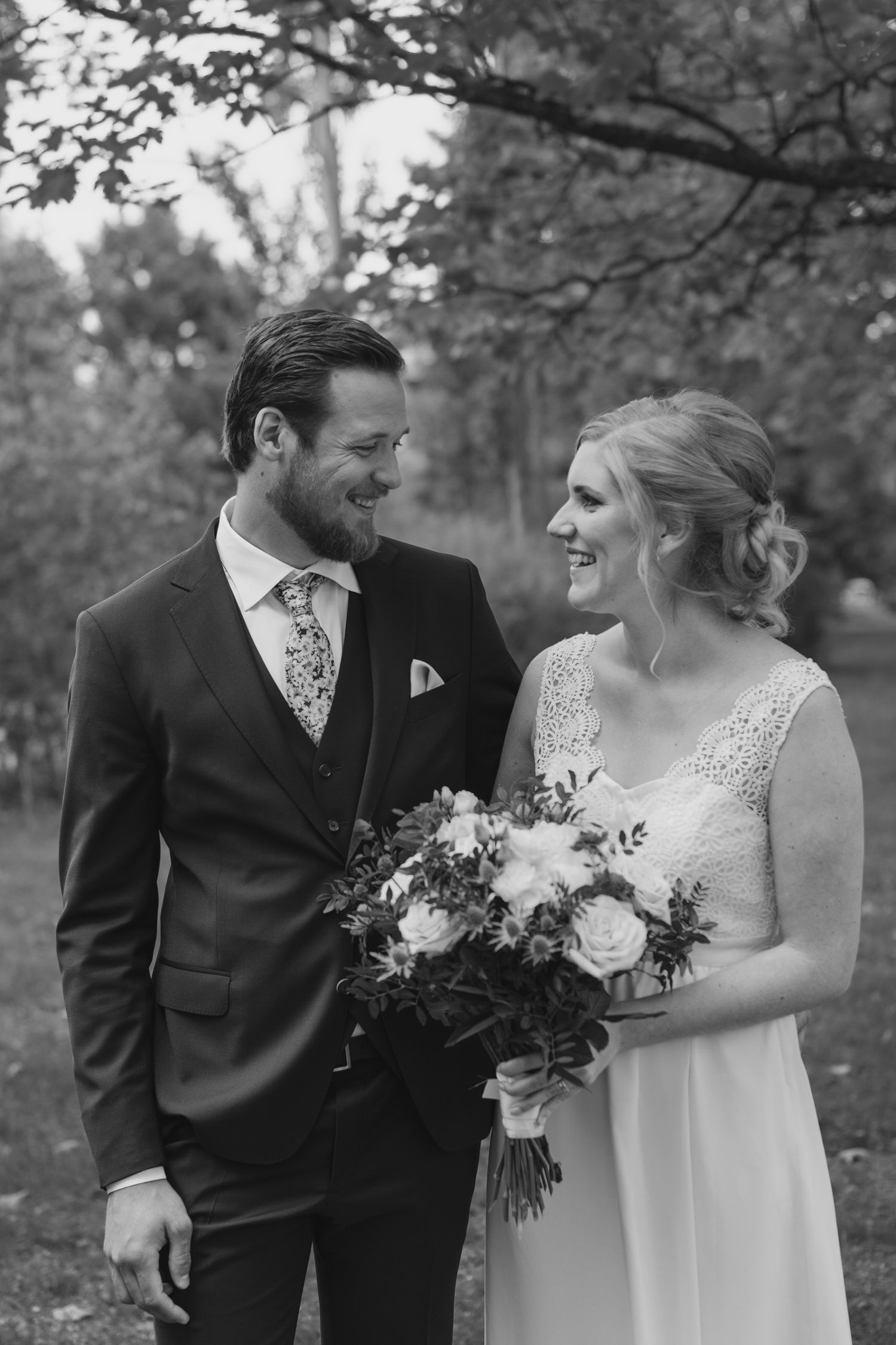 Bröllopsfotograf Umeå, Bröllopsklänning, Umeå Stadskyrka, Druidgården, Bröllopsfotograf Västerbotten, Fotograf Örnsköldsvik