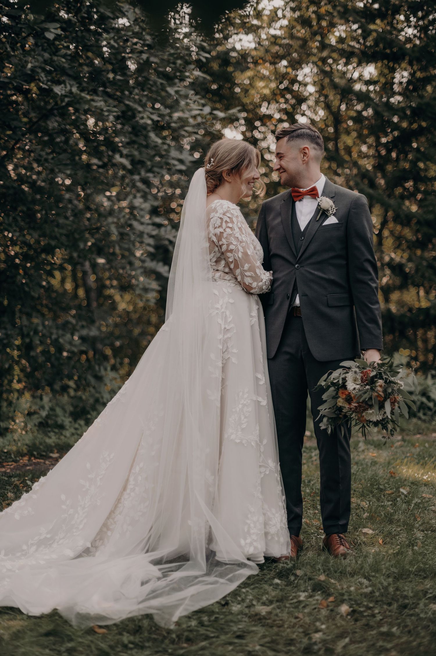 Bröllopsfotograf Umeå, Bröllopsklänning, Umeå Stadskyrka, Brännlands Wärdshus, Bröllopsfotograf Västerbotten, Fotograf Örnsköldsvik