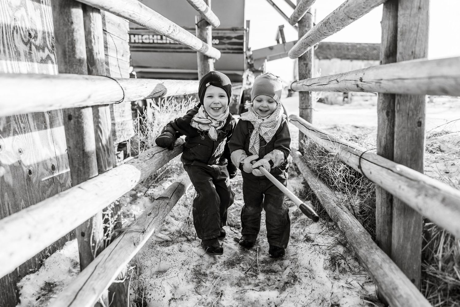 farm kids playing outside, lifestyle session, ranching photography, cattle farm, Saskatchewan cattle kids, prairie kids, candid photography