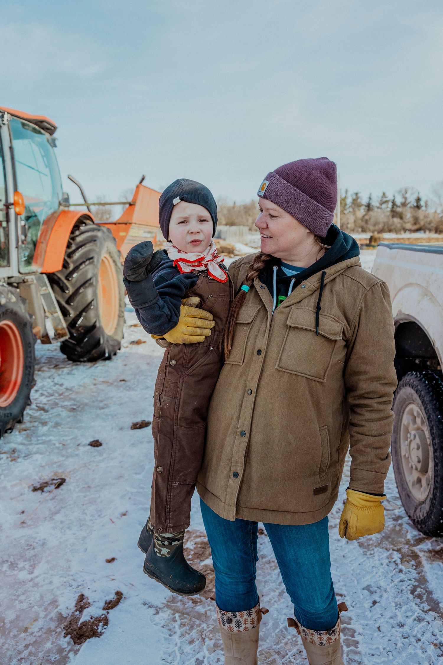 lifestyle session, candid photos,Saskatchewan farm kid, prairie photographer, sask photographer, winter photos, cattle family, chores, ag