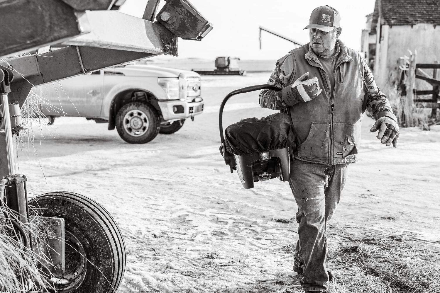 lifestyle session, candid photos,Saskatchewan farm kid, prairie photographer, sask photographer, winter photos, cattle family, chores, ag