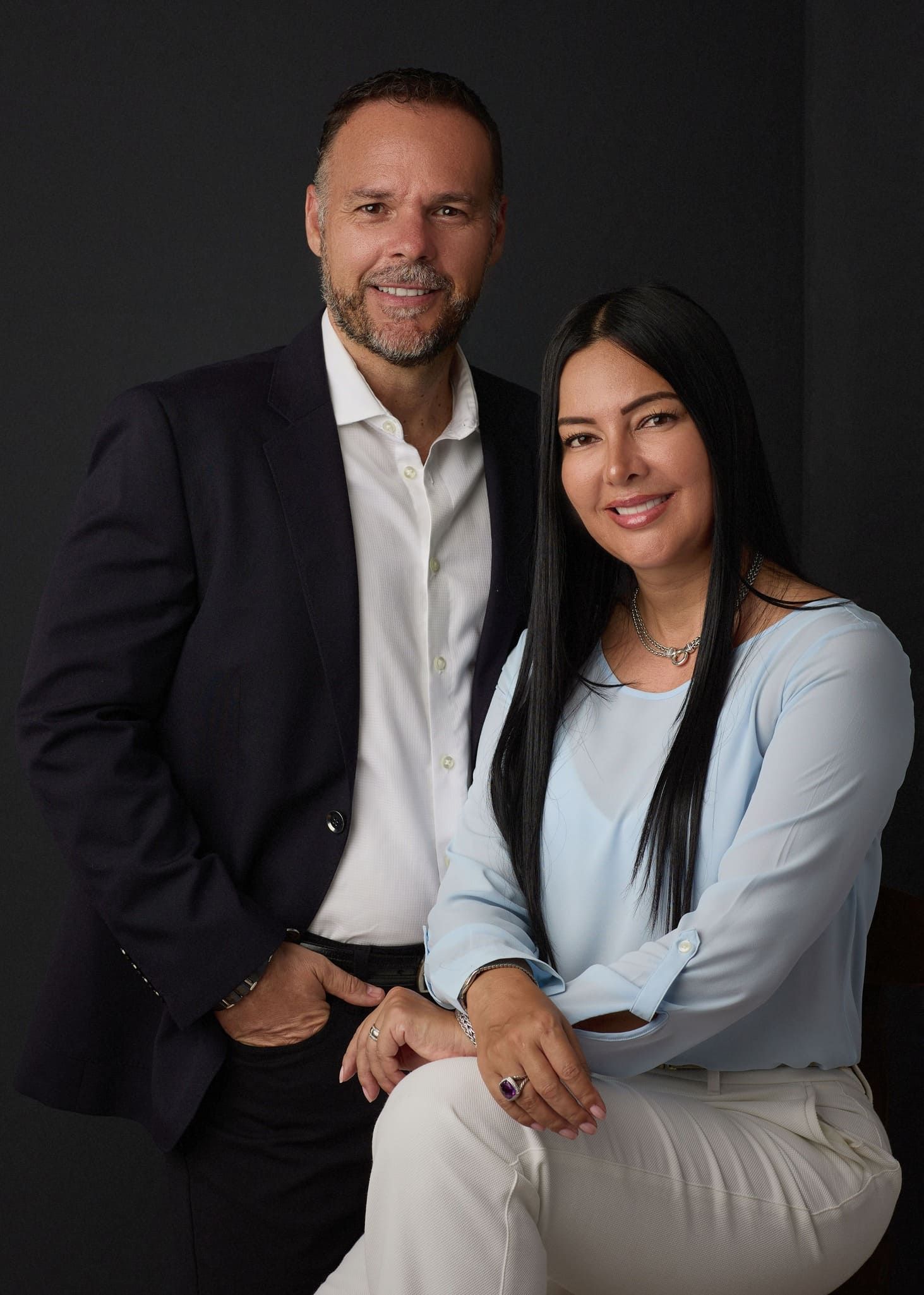 Retrato de pareja profesional en Pereira, irradiando compañerismo, confianza y éxito compartido. — John Palacio