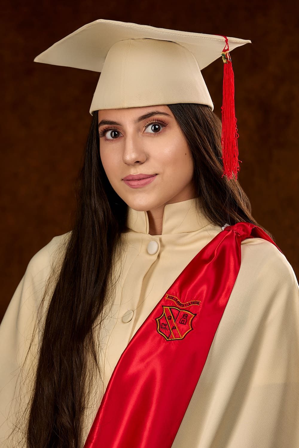 retrato individual estudiante uniforme colegio fotos de graduacion
