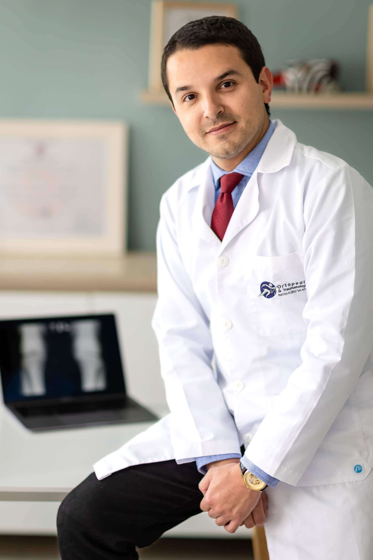 Ortopedista Mateo Flórez posando con rayos X en su clínica de Pereira, mostrando experiencia médica. — John Palacio