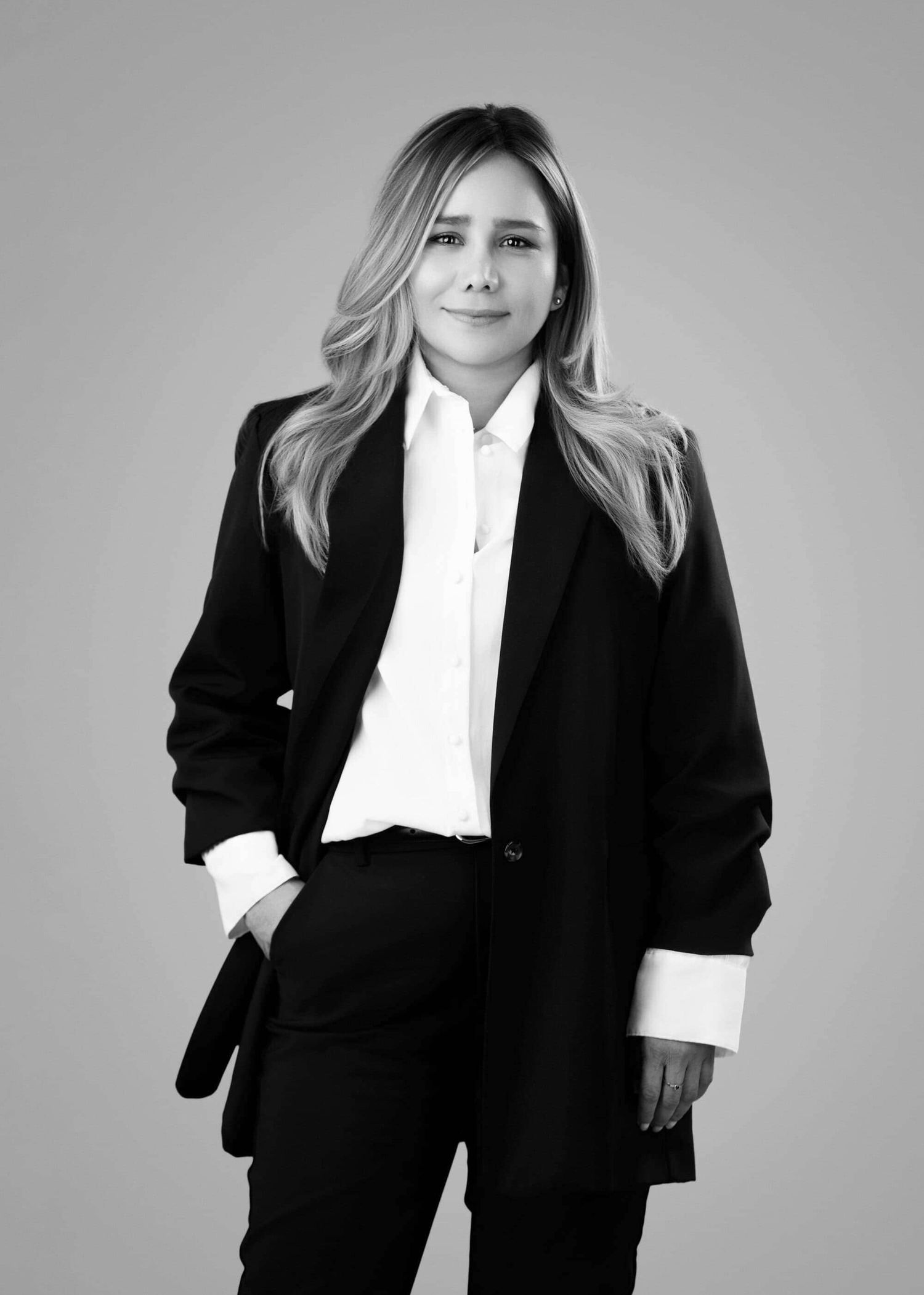 Retrato atemporal en B&N de una empresaria segura en traje, irradiando poder ejecutivo en Pereira. — John Palacio