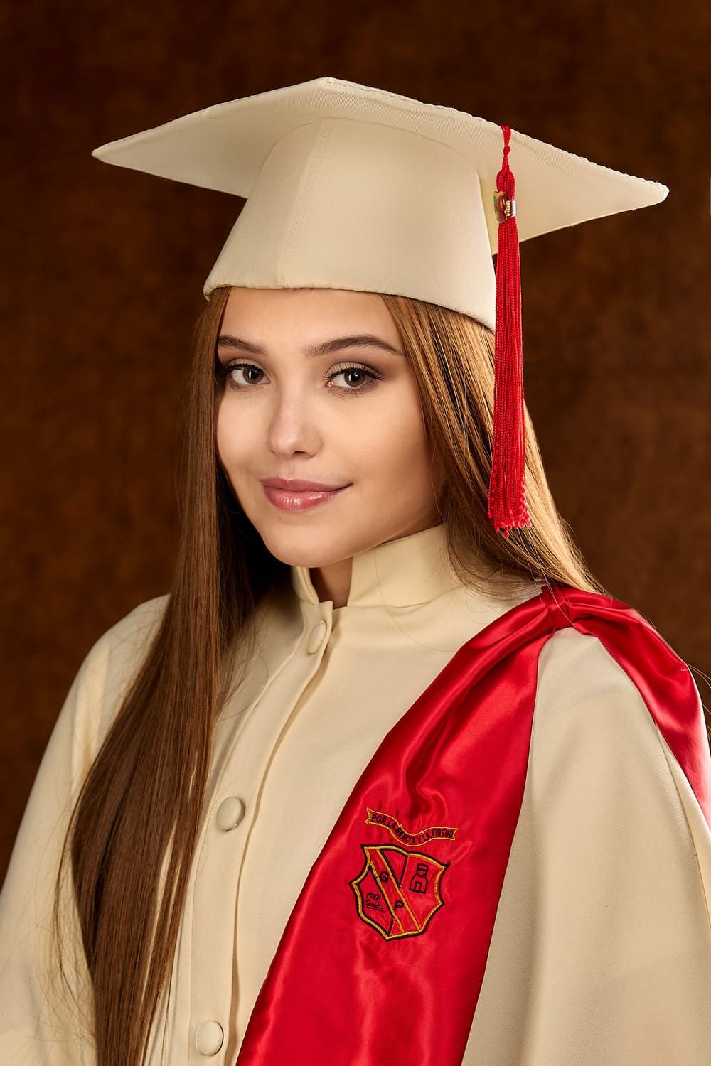 retrato individual graduada con birrete colegio fotos de graduacion