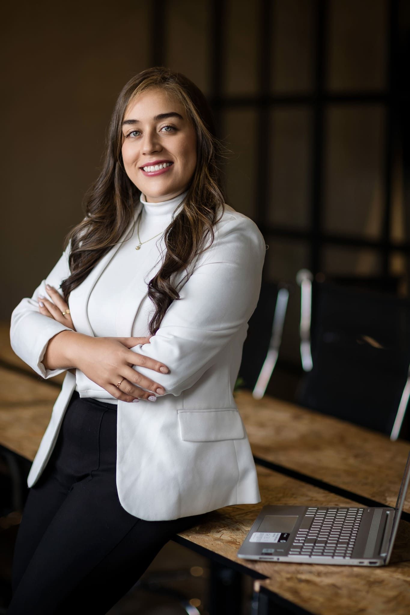 Contadora posando con confianza y portátil en Pereira, lista para retos financieros corporativos. — John Palacio