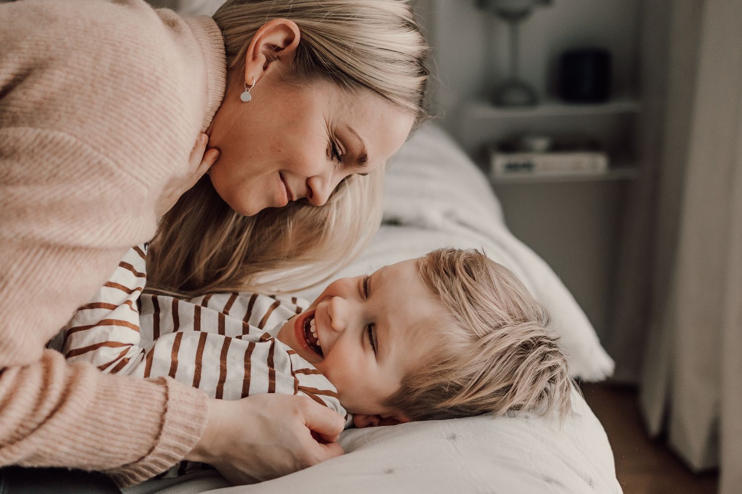 Naturlig och lekfull fotografering i hemmet med mamma och barn.