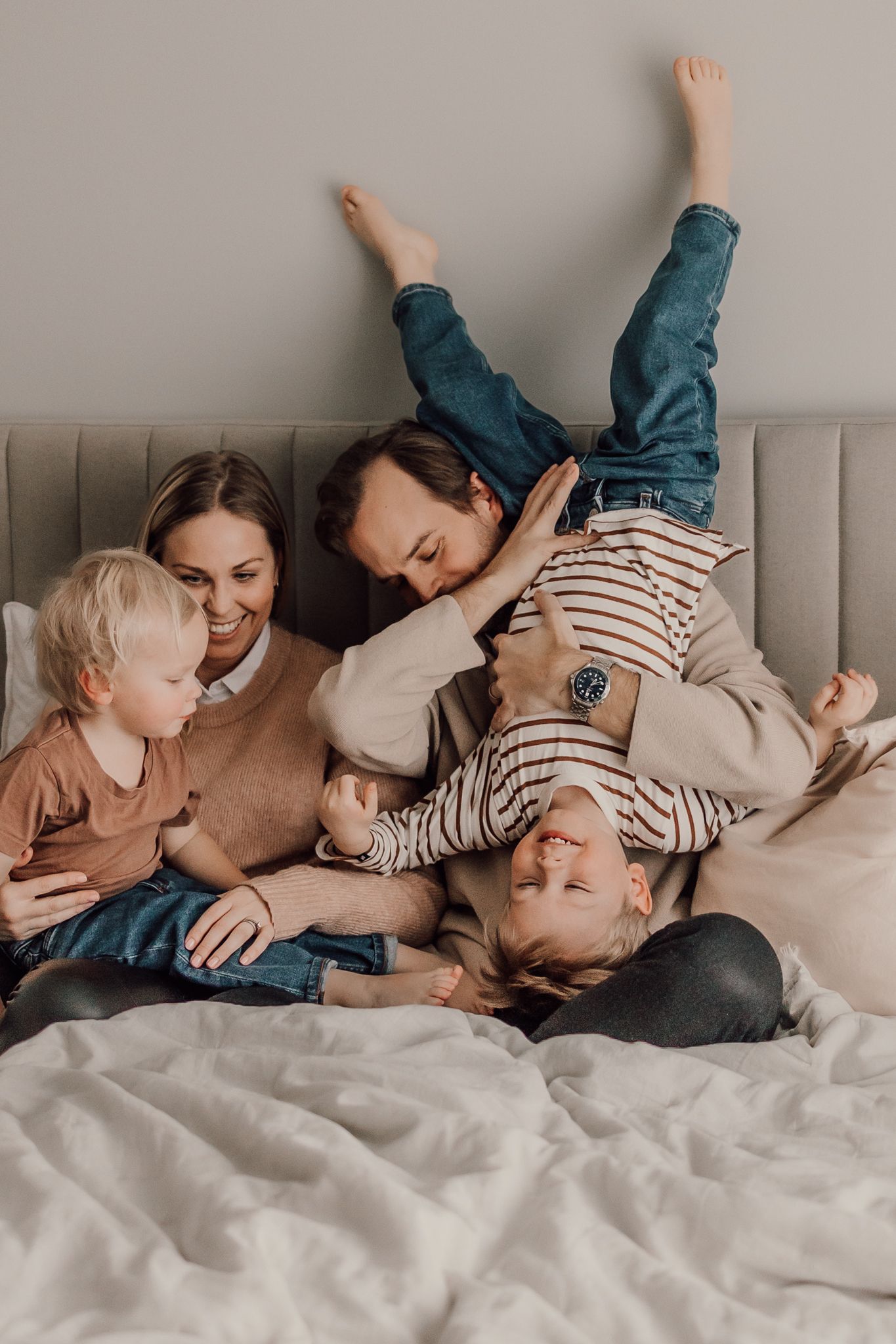 Personligt porträtt av barnfamilj i sitt hem.