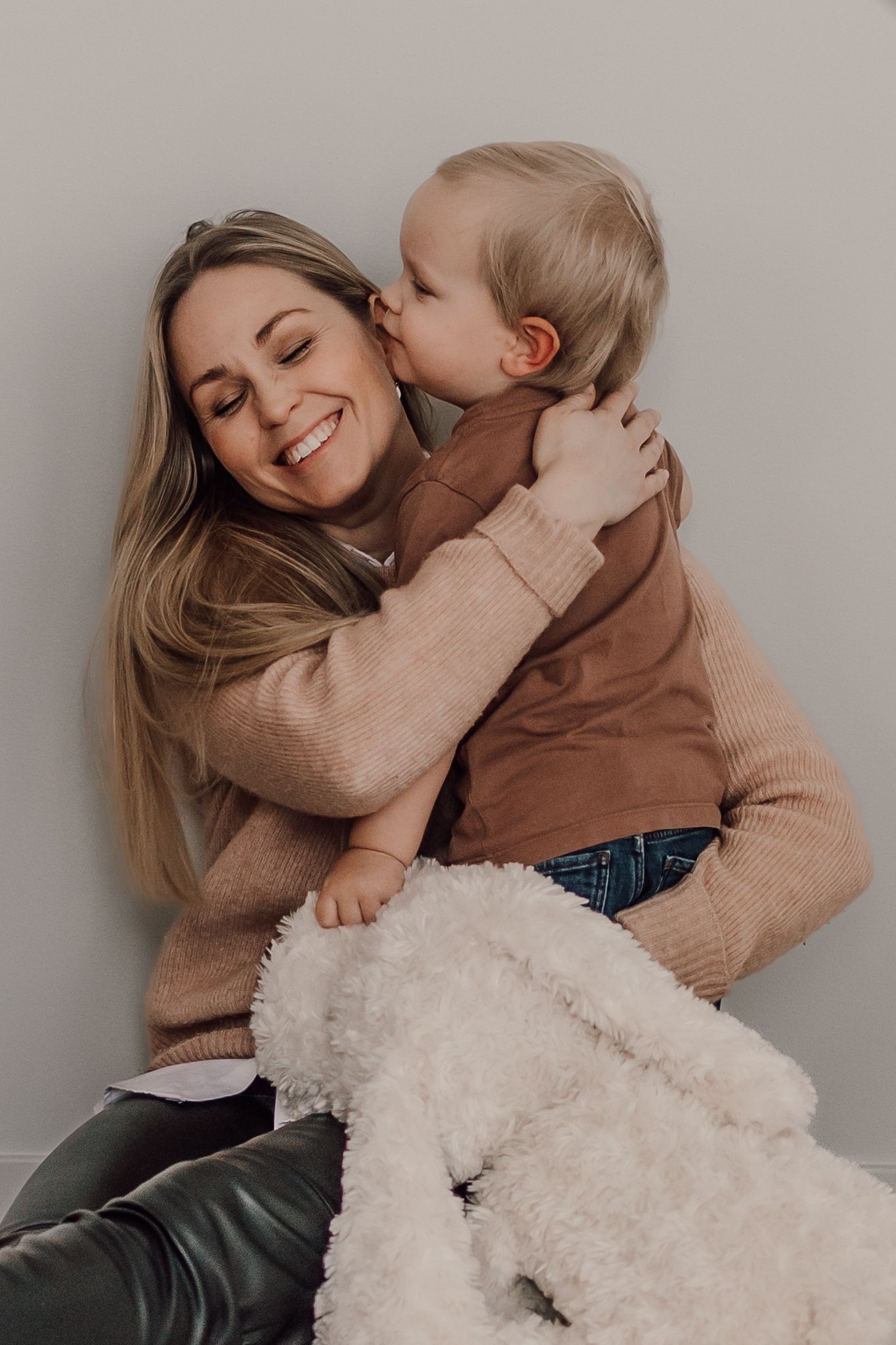 Naturligt och avslappnat porträtt av mamma och barn vid en lifestylefotografering.