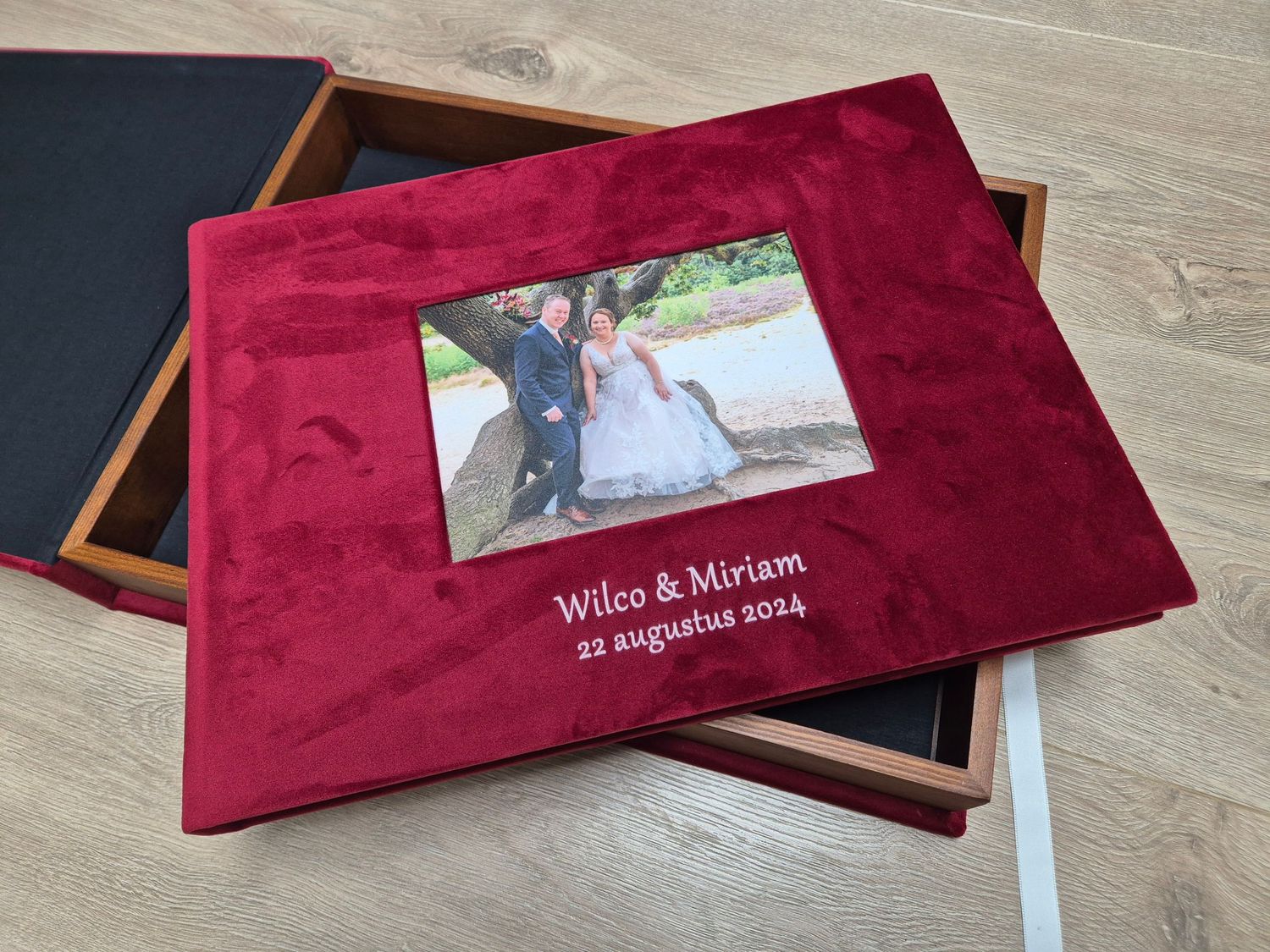 Red velvet wedding photo album for Wilco and Miriam dated 22 augustus 2024.