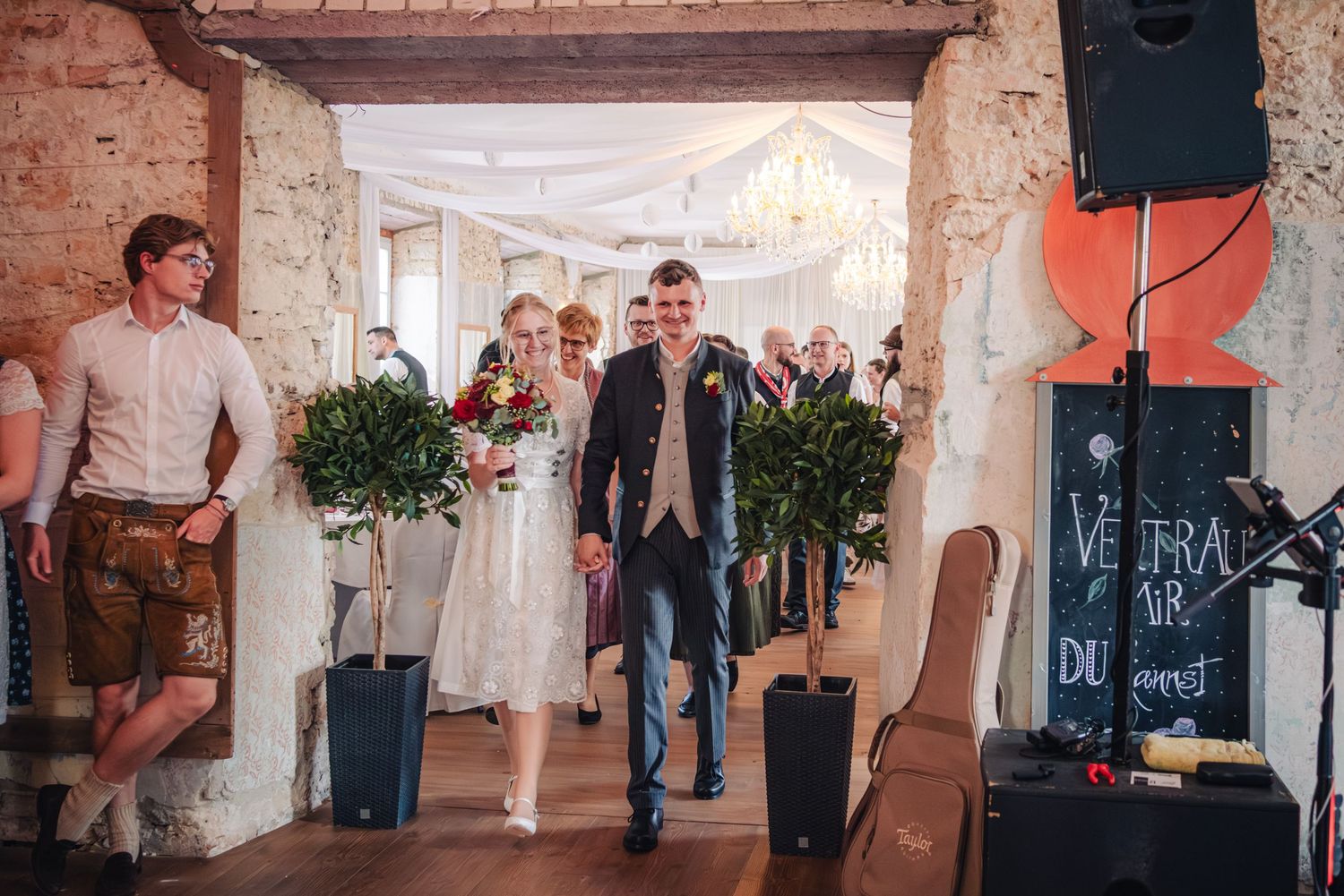 Hochzeitspaar zieht ein.