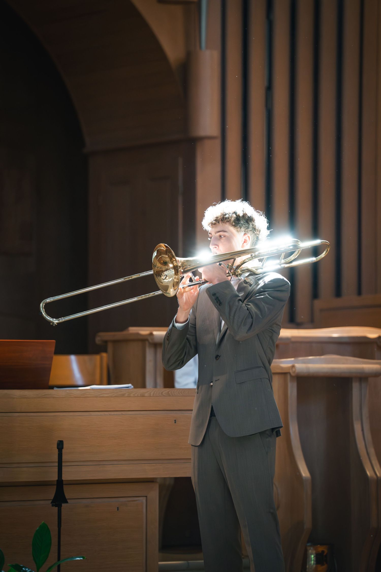 Absolvent spielt Posaune in der Kirche.
