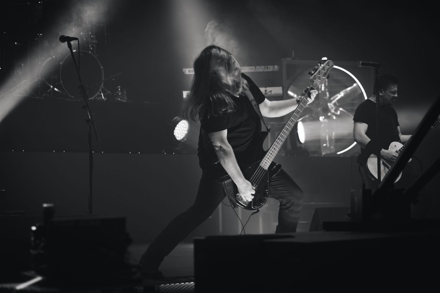 Band auf der Bühne.