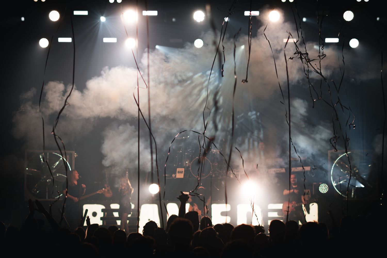 Band auf der Bühne.