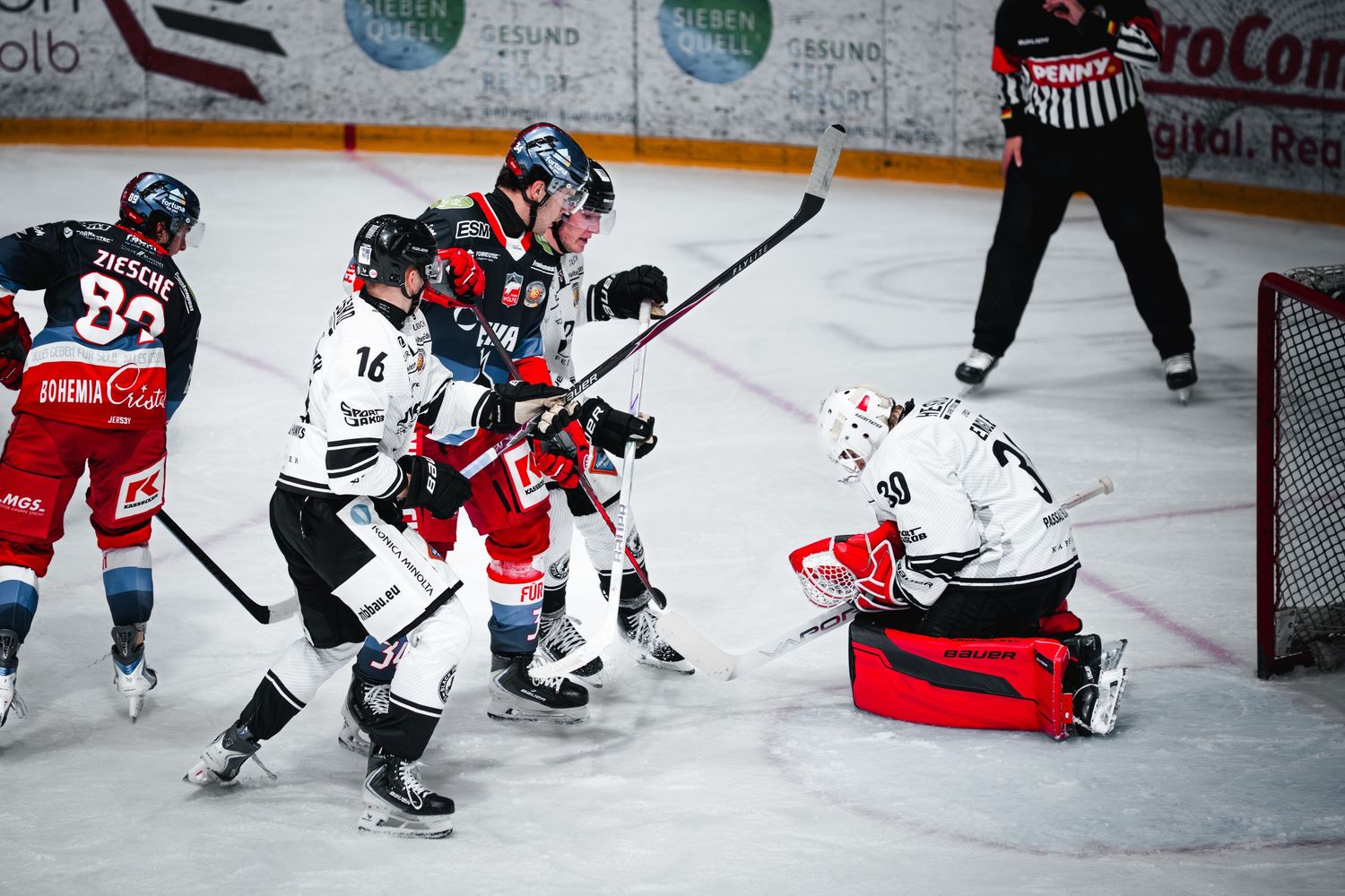 Eishockeyspieler im Duell auf dem Eis.