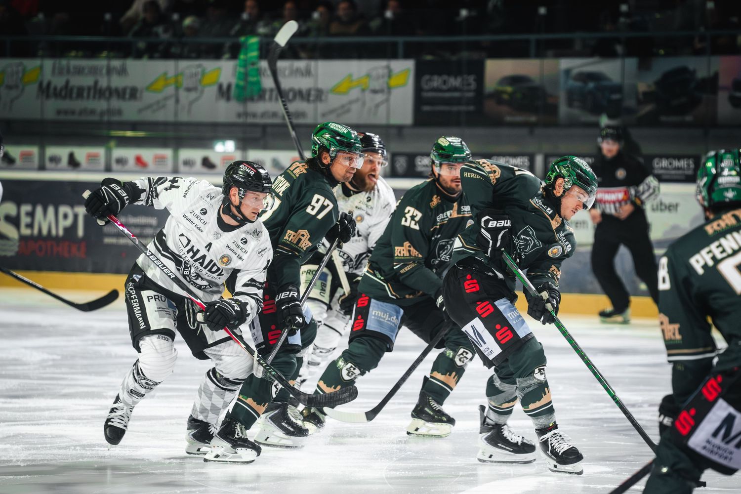 Eishockeyspieler im Duell auf dem Eis.