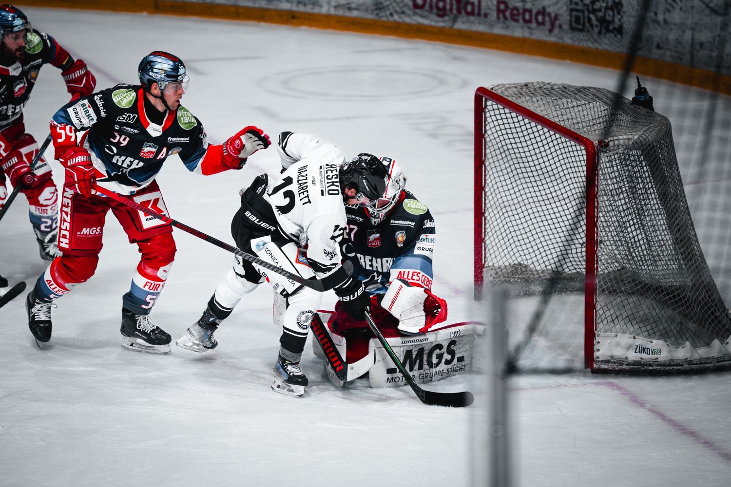 Eishockeyspieler im Duell auf dem Eis.