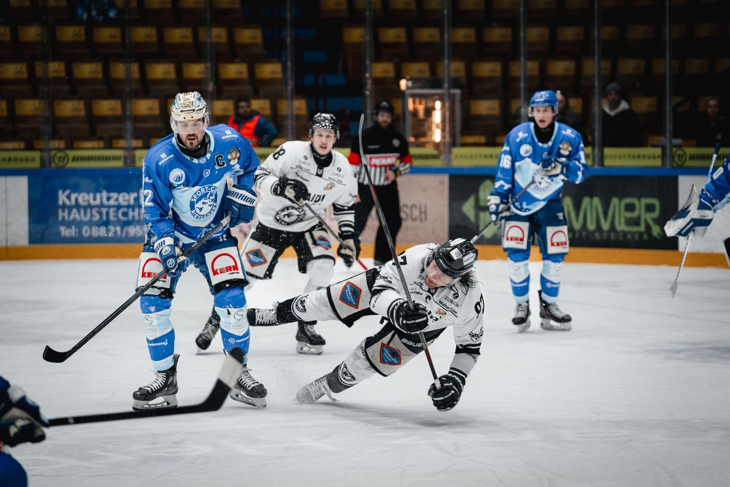Eishockeyspieler im Duell auf dem Eis.