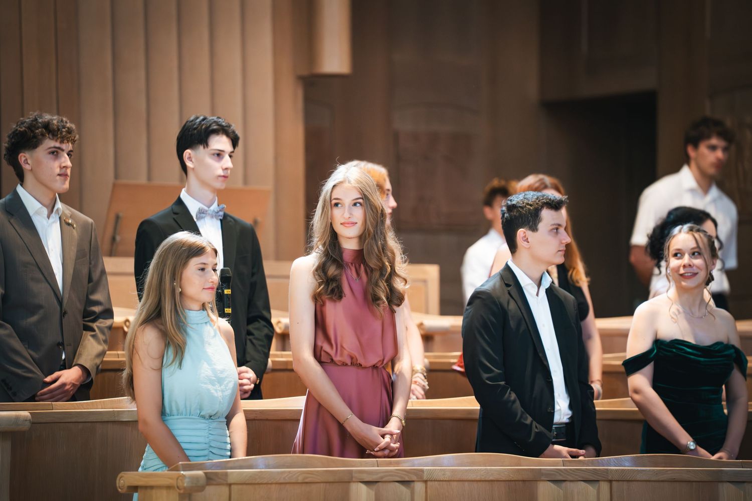 Absolvent:innen in der KIrche.