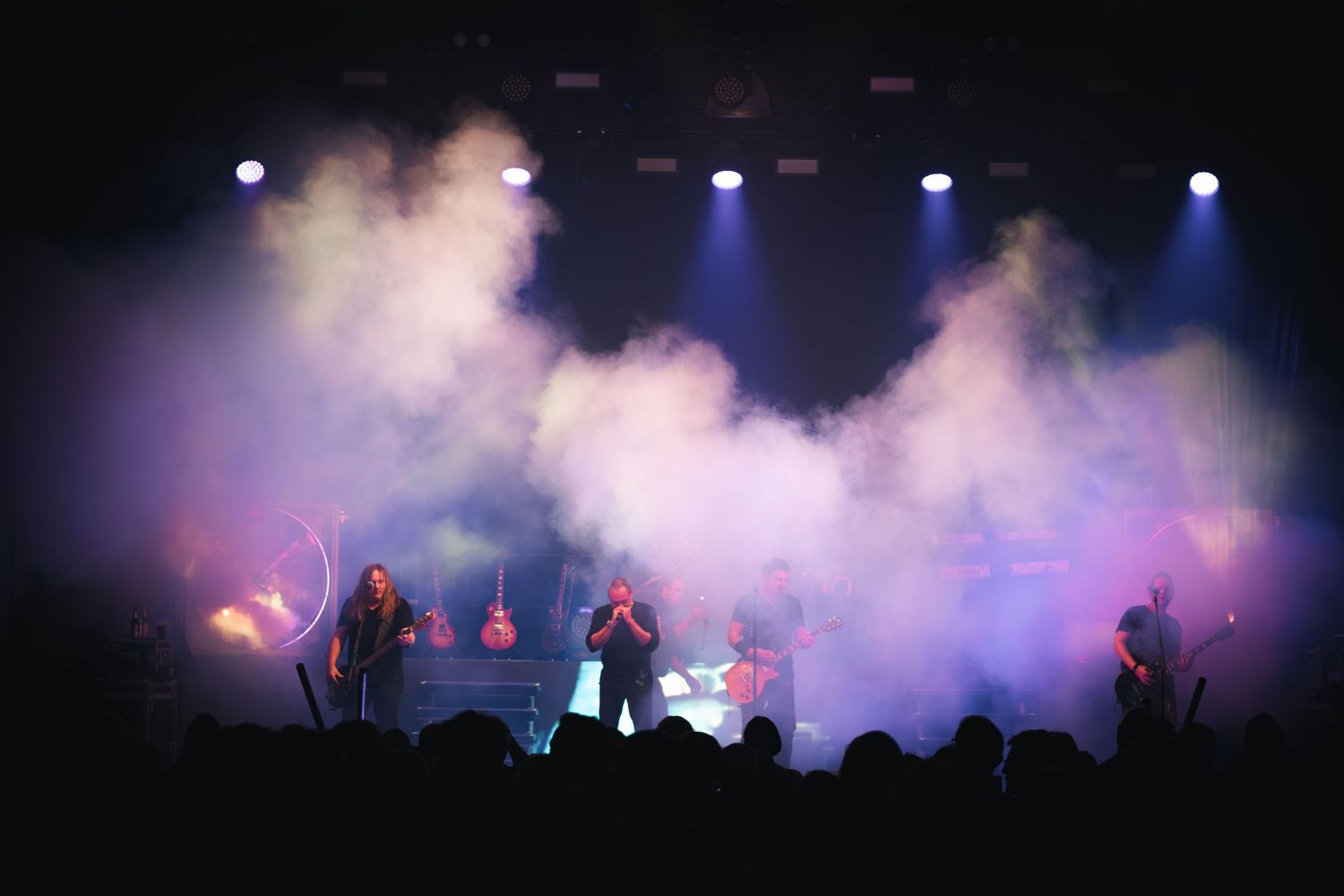 Band auf der Bühne.