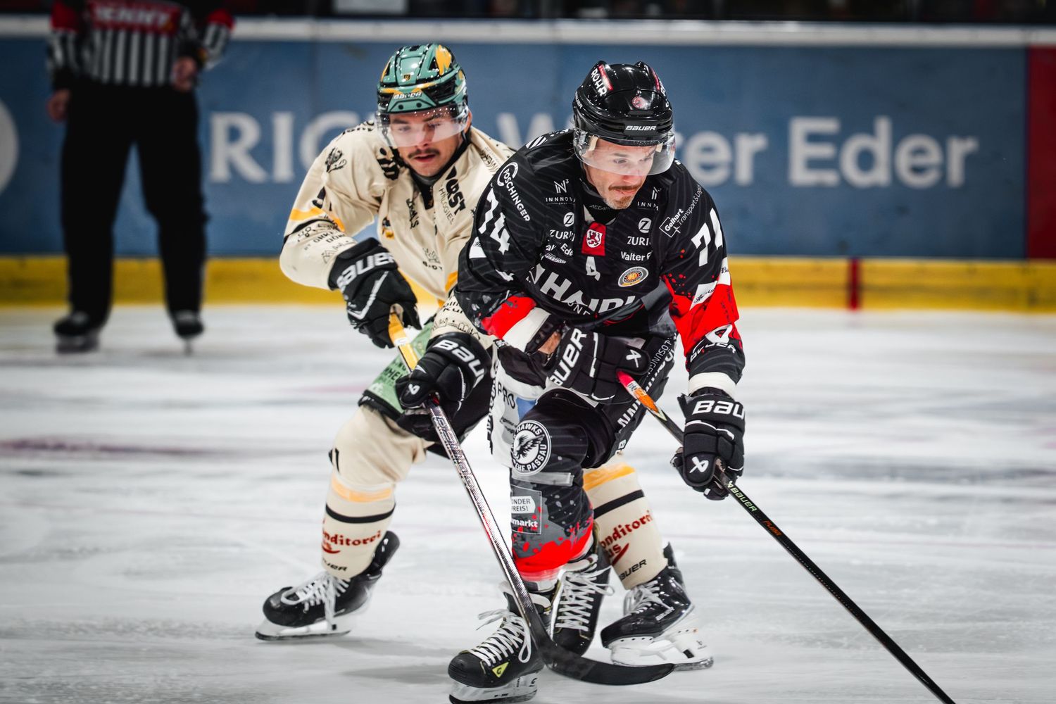 Eishockeyspieler im Duell auf dem Eis.