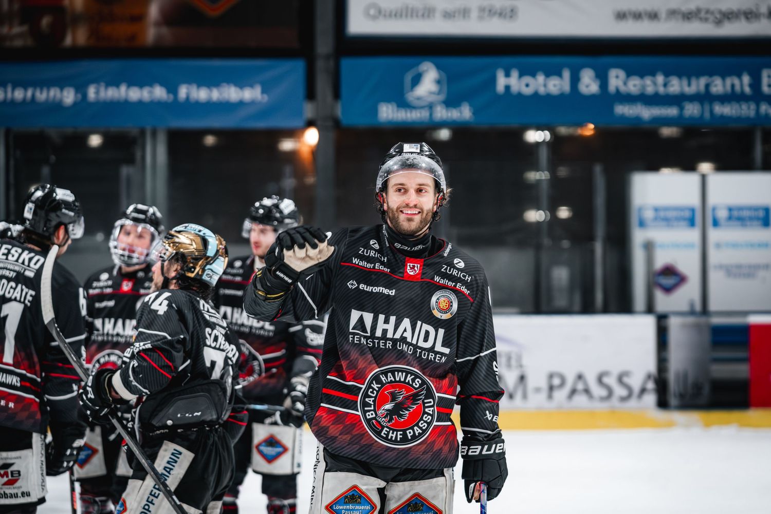 Eishockeyspieler feiert Tor.