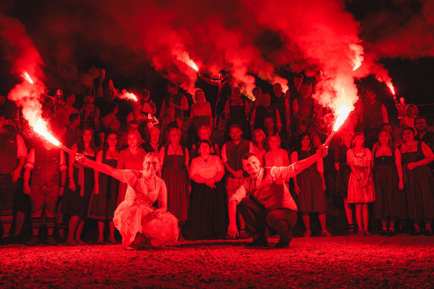Hochzeitspaar mit Pyrotechnik vor ihren Gästen.