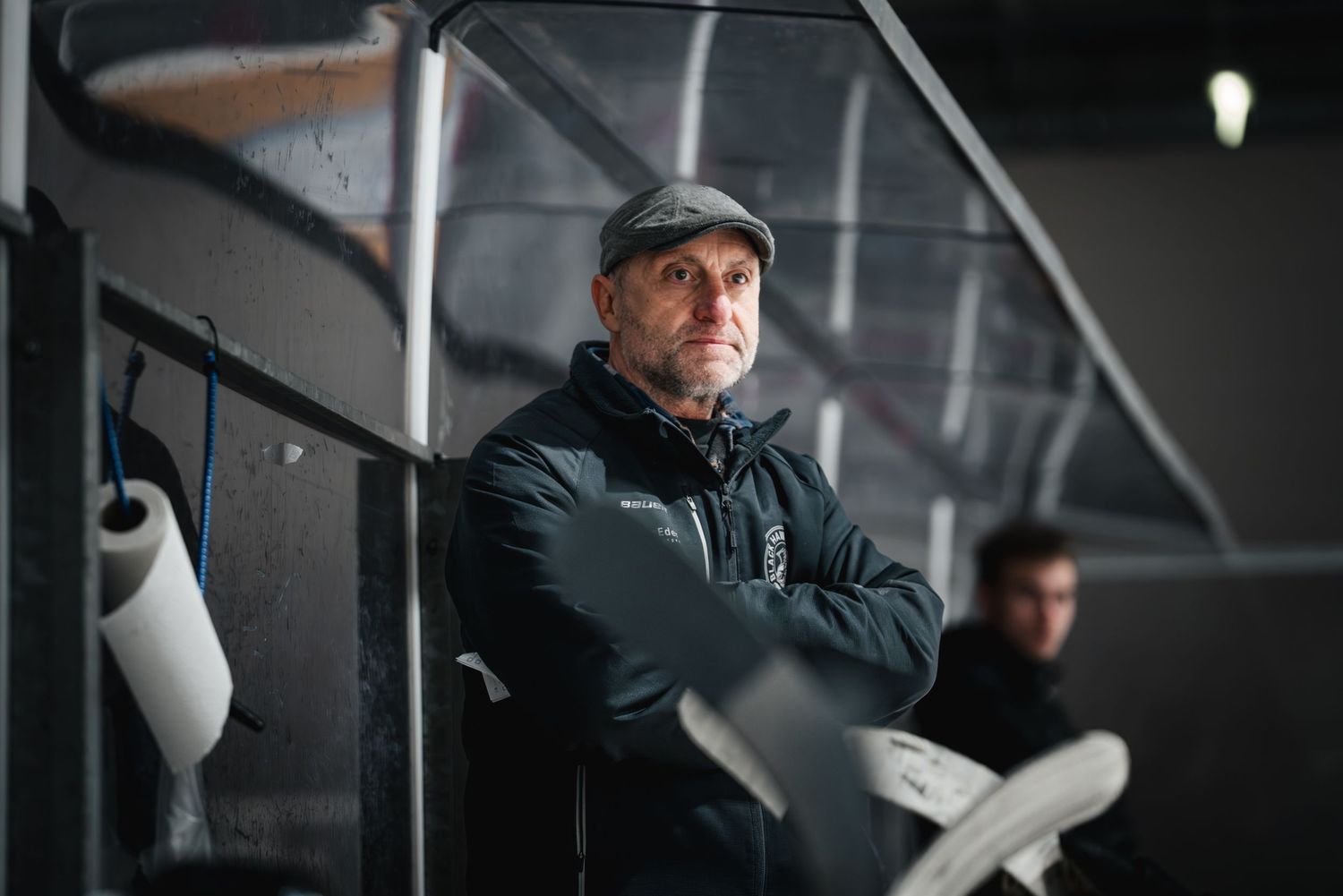 Eishockeytrainer auf der Bank.