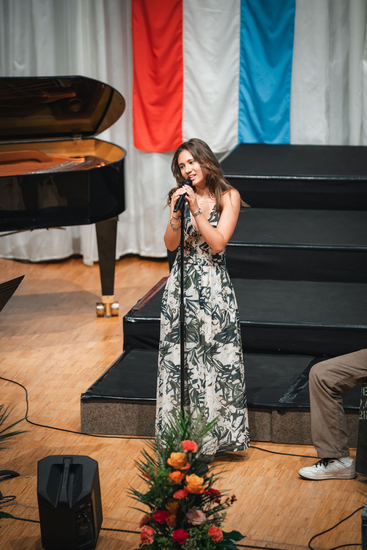Absolventin singt auf der Bühne.