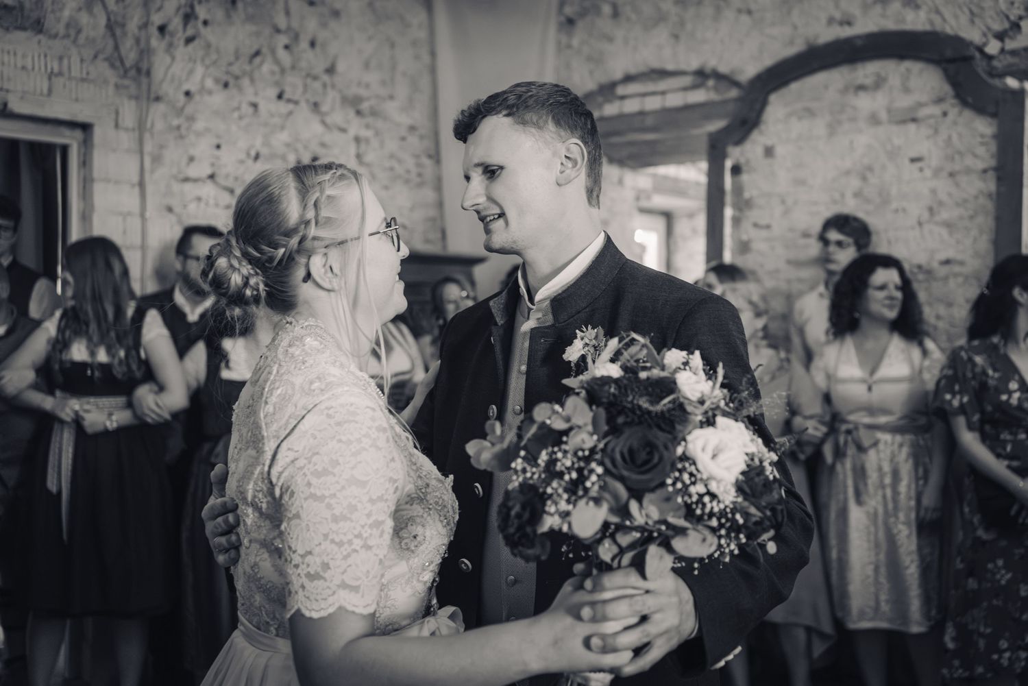Hochzeitspaar tanzt.