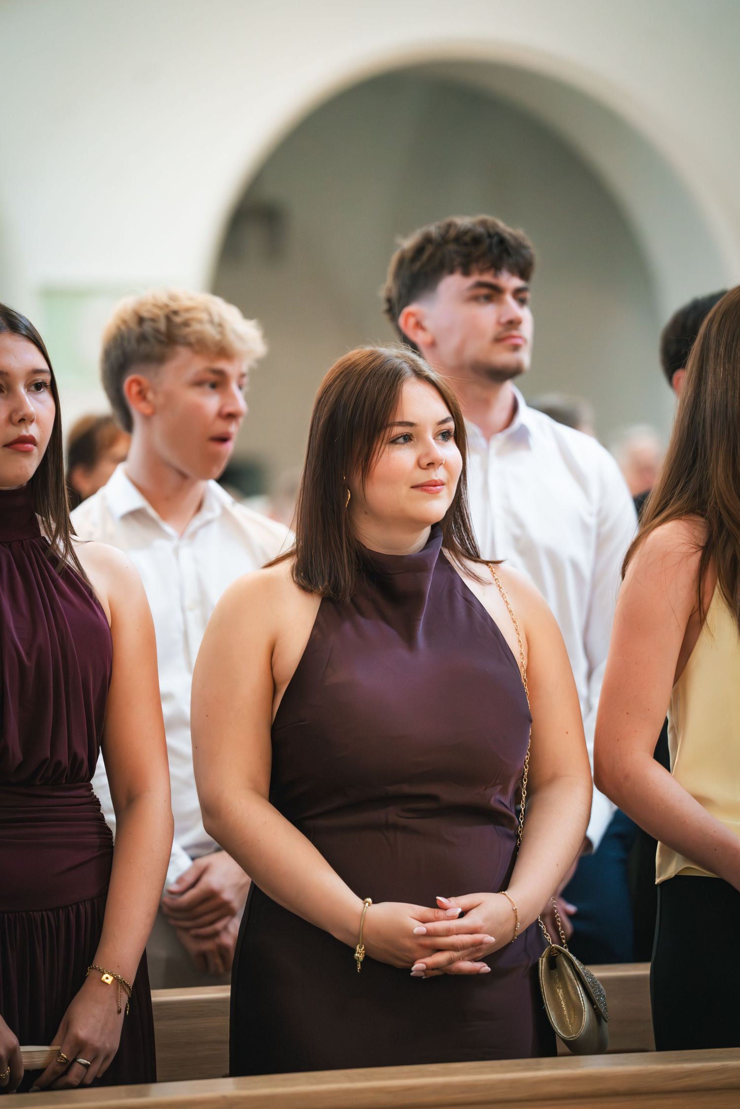 Absolvent:innen in der KIrche.