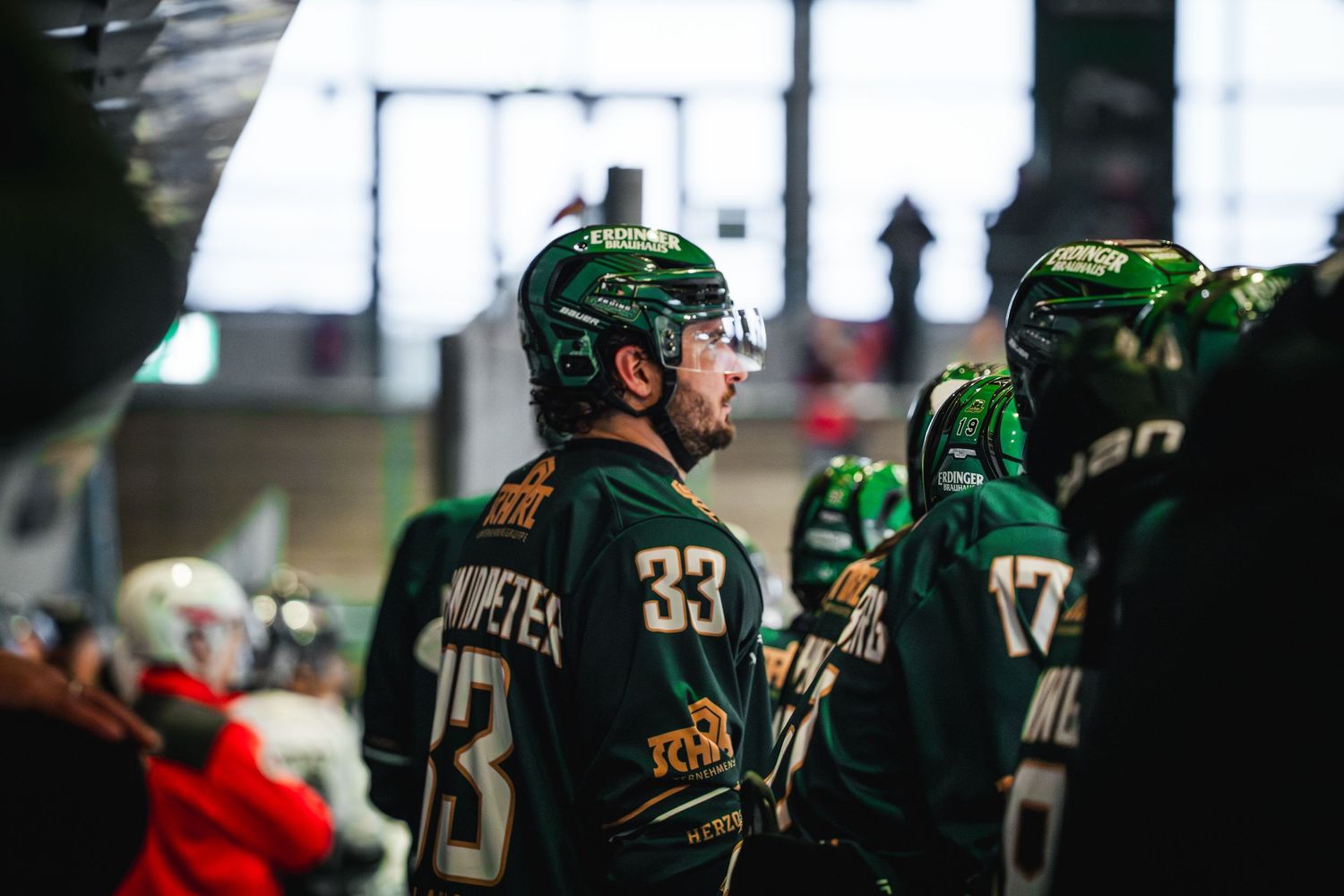 Eishockeyspieler auf der Spielerbank.