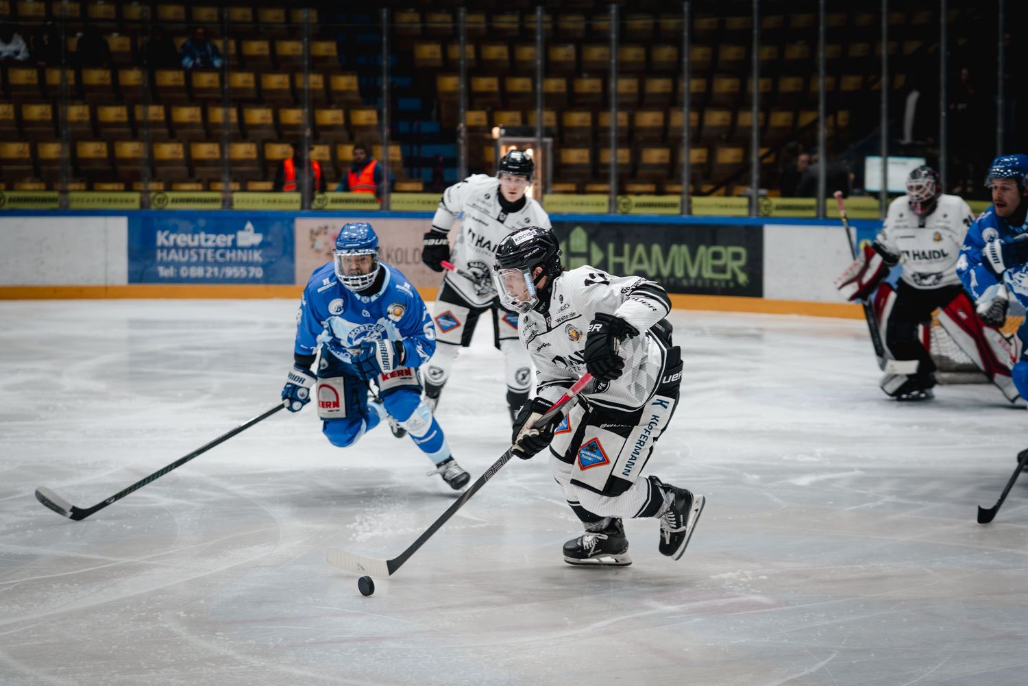 Eishockeyspieler im Duell auf dem Eis.