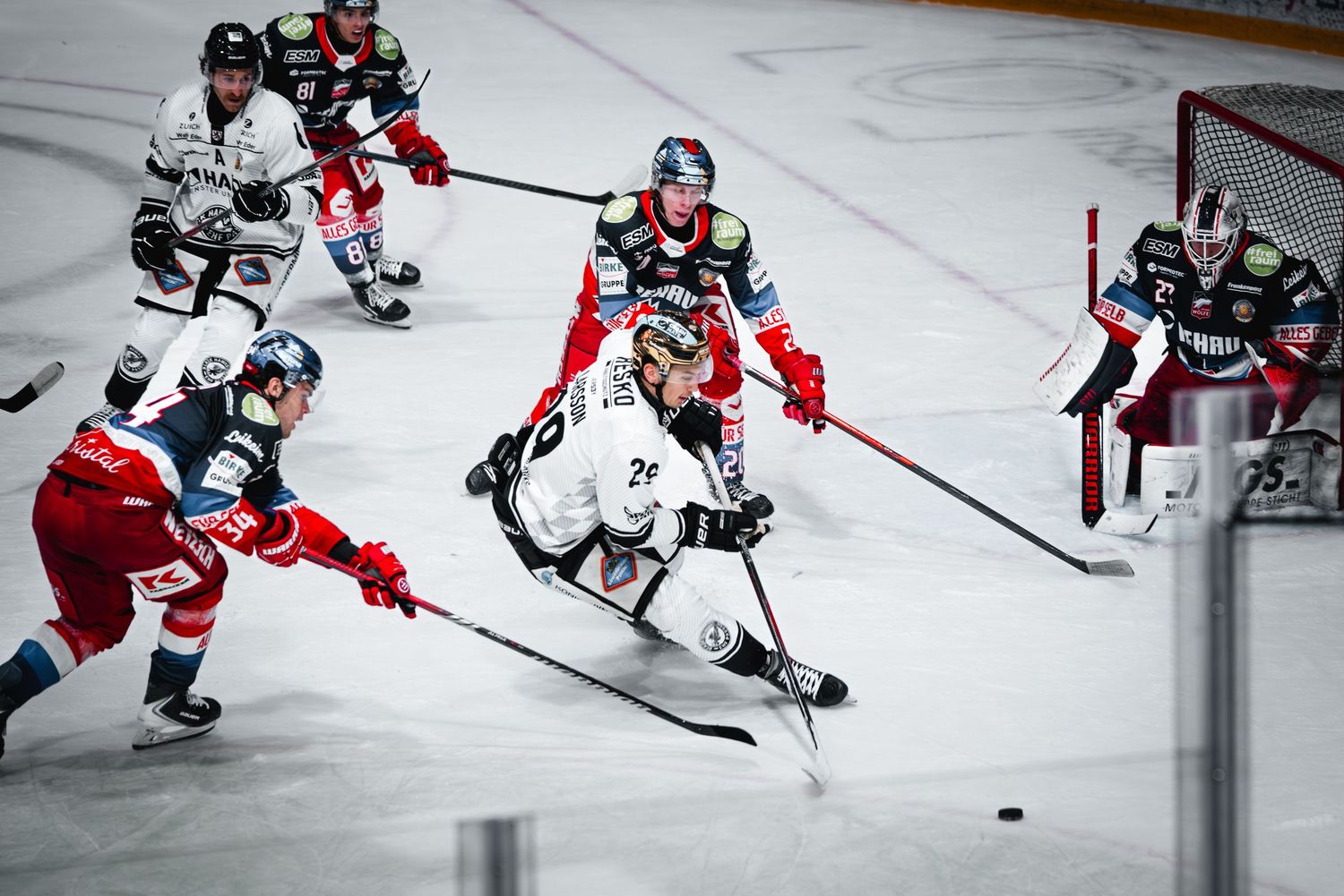 Eishockeyspieler im Duell auf dem Eis.