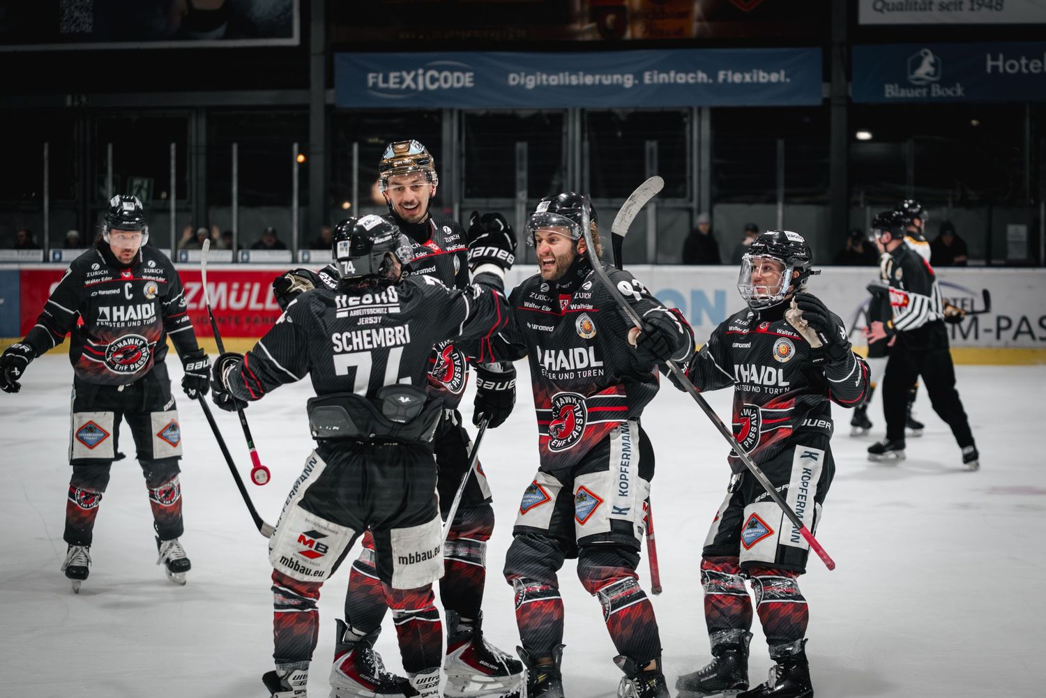 Eishockeyspieler feiern Tor.