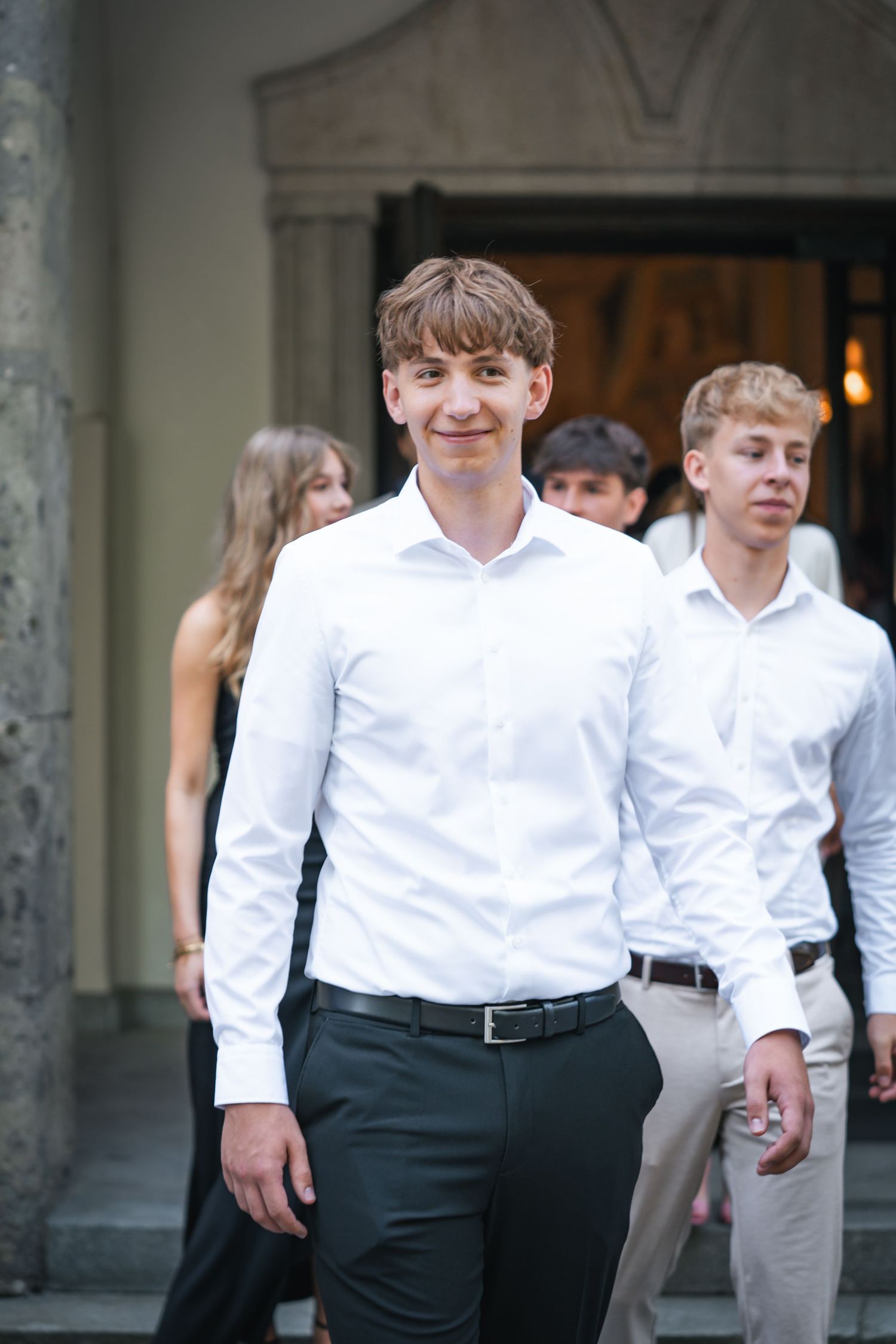 Absolvent:innen kommen aus der KIrche.