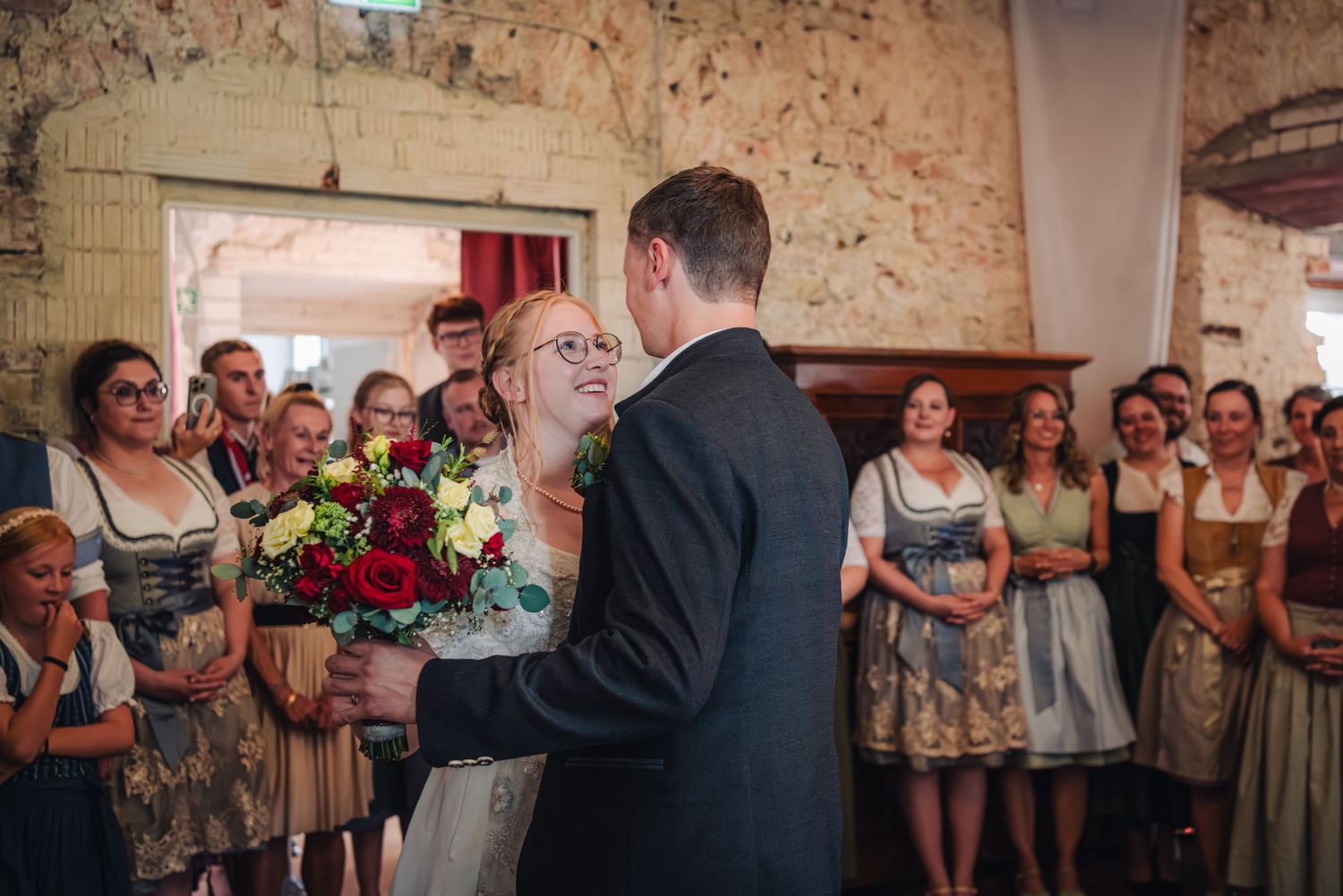 Hochzeitspaar tanzt.