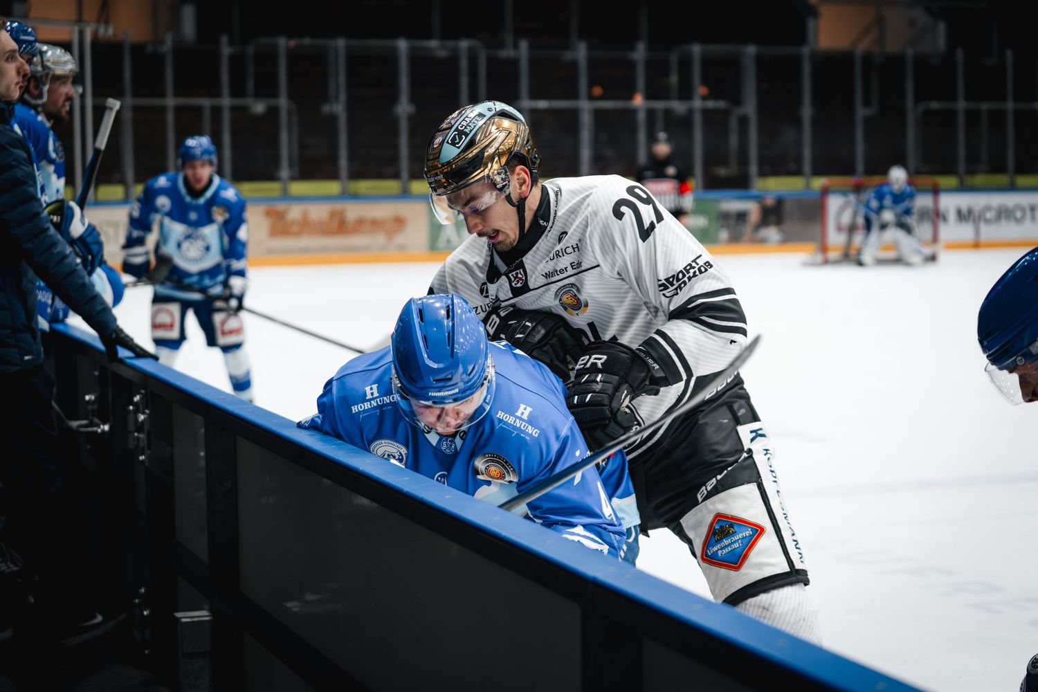 Eishockeyspieler im Duell auf dem Eis.