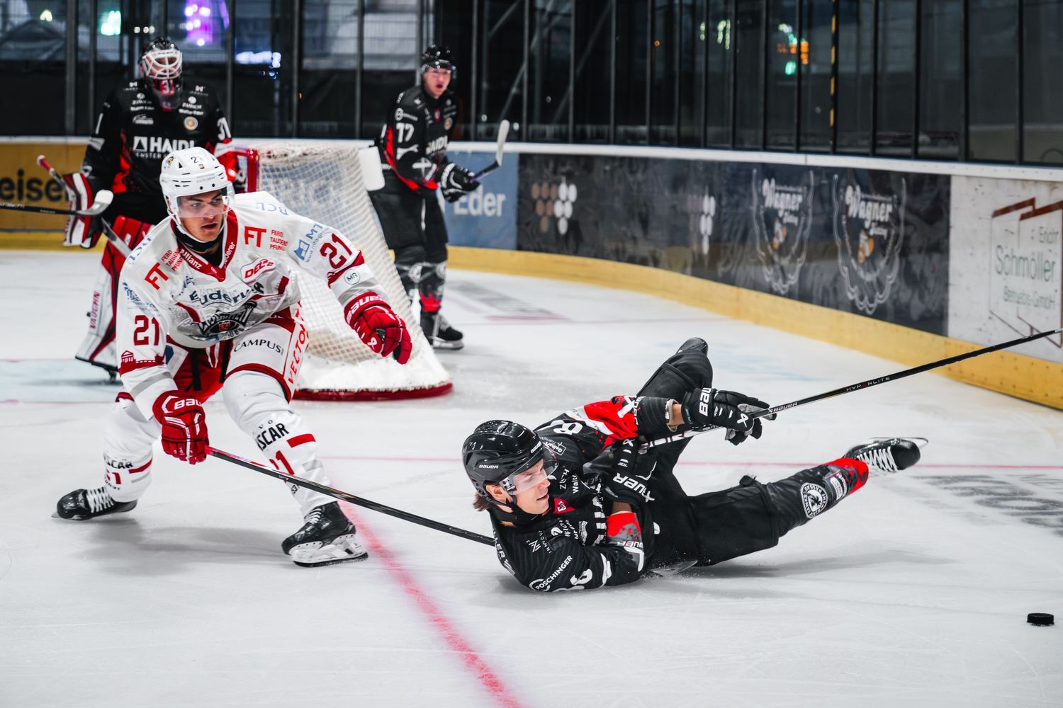 Eishockeyspieler im Duell auf dem Eis.