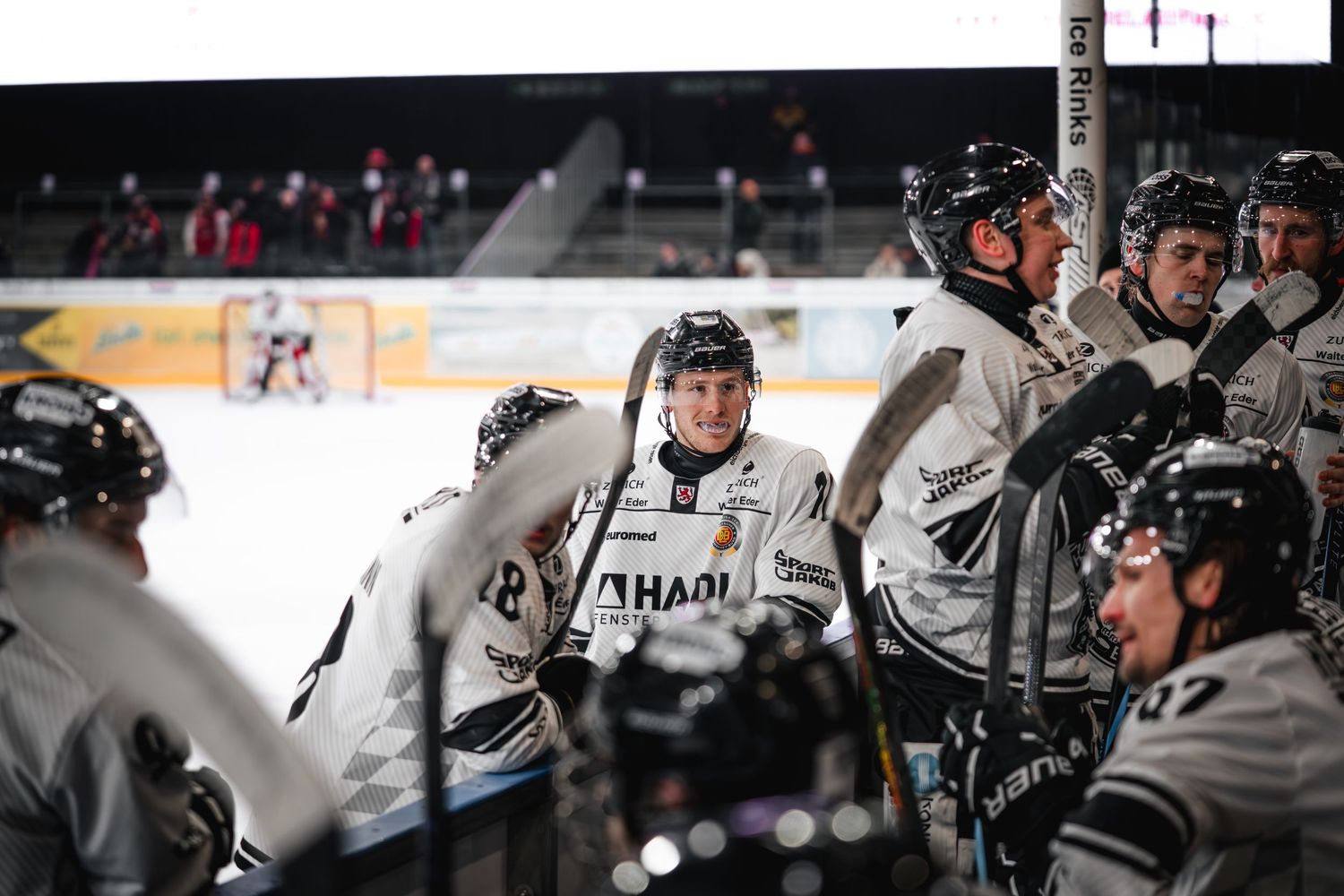 Eishockeyspieler auf der Spielerbank.