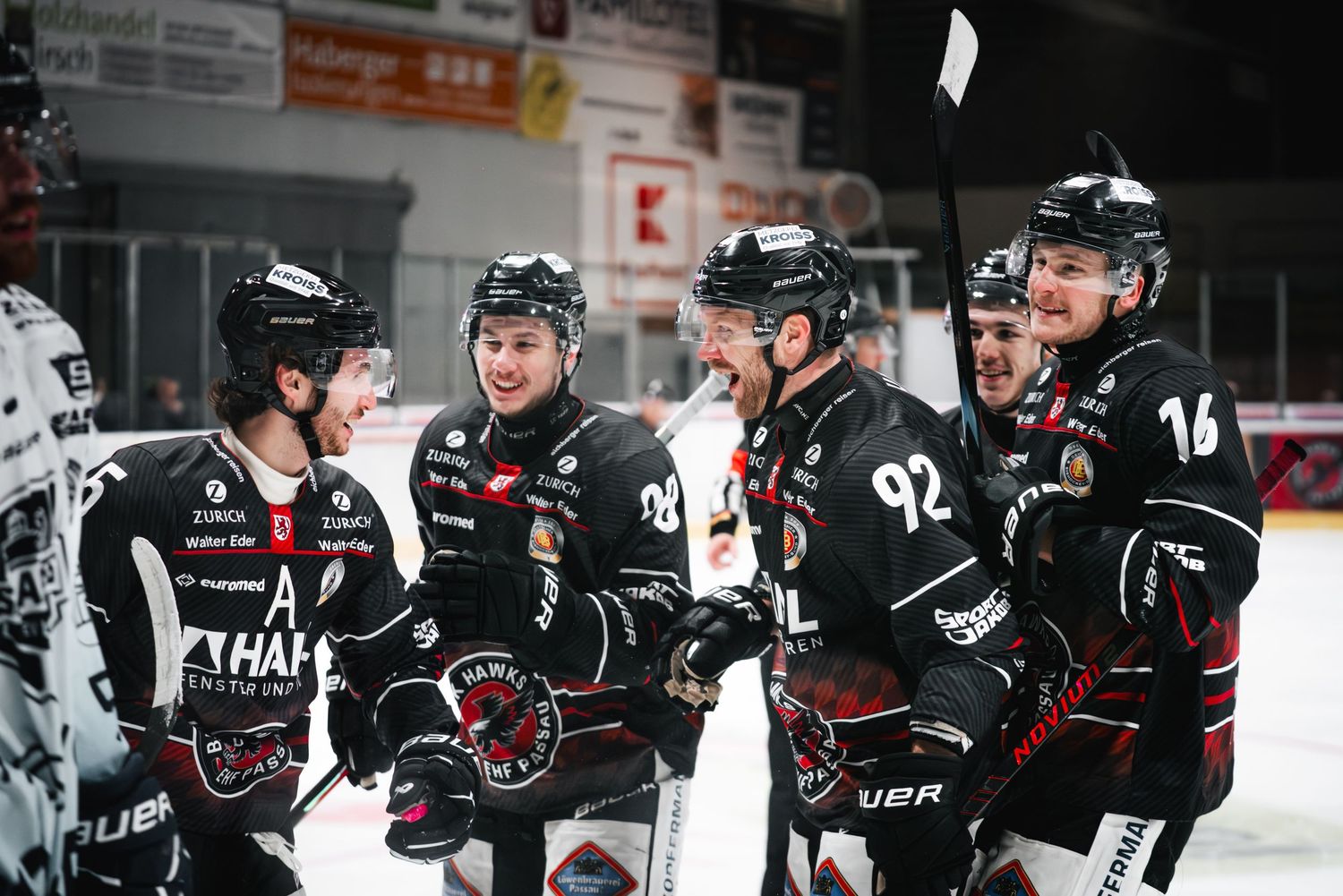 Eishockeyspieler feiern Tor.