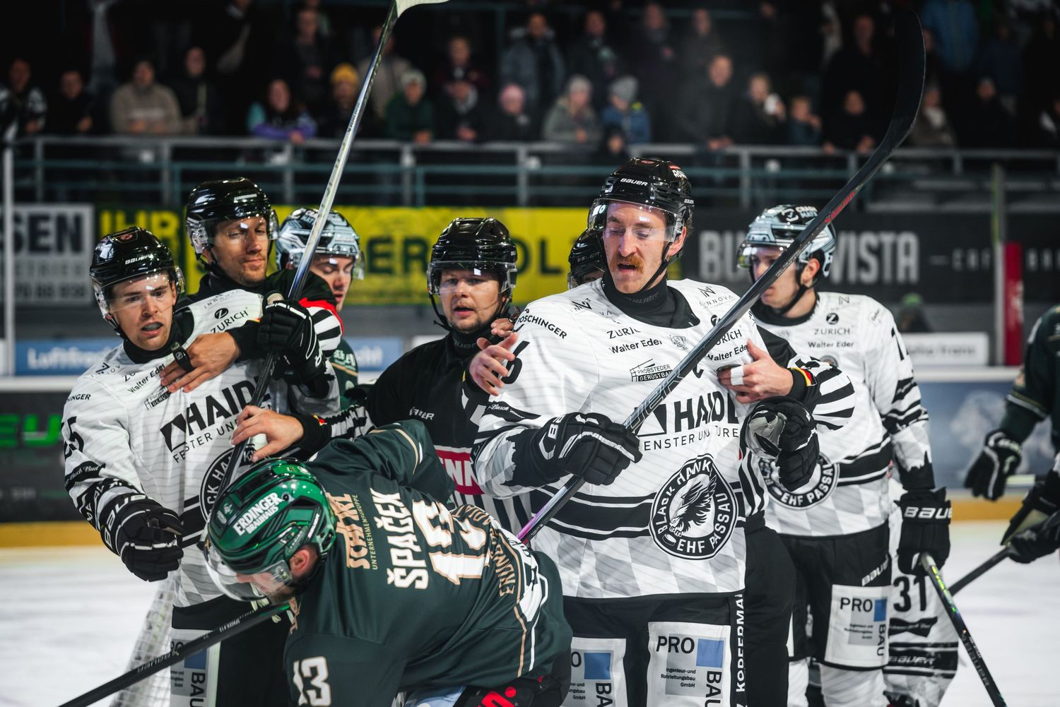 Eishockeyspieler im Duell auf dem Eis.
